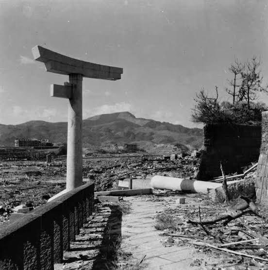 半邊的鳥居讓人聯想到長崎原子彈爆炸後遺留下來的山王神社獨腳鳥居