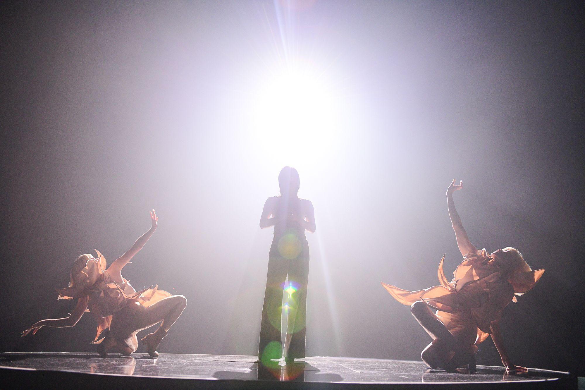 《First Love 初戀》女星山田葵以舞蹈組合AOITUKI姿態為宇多田光伴舞。