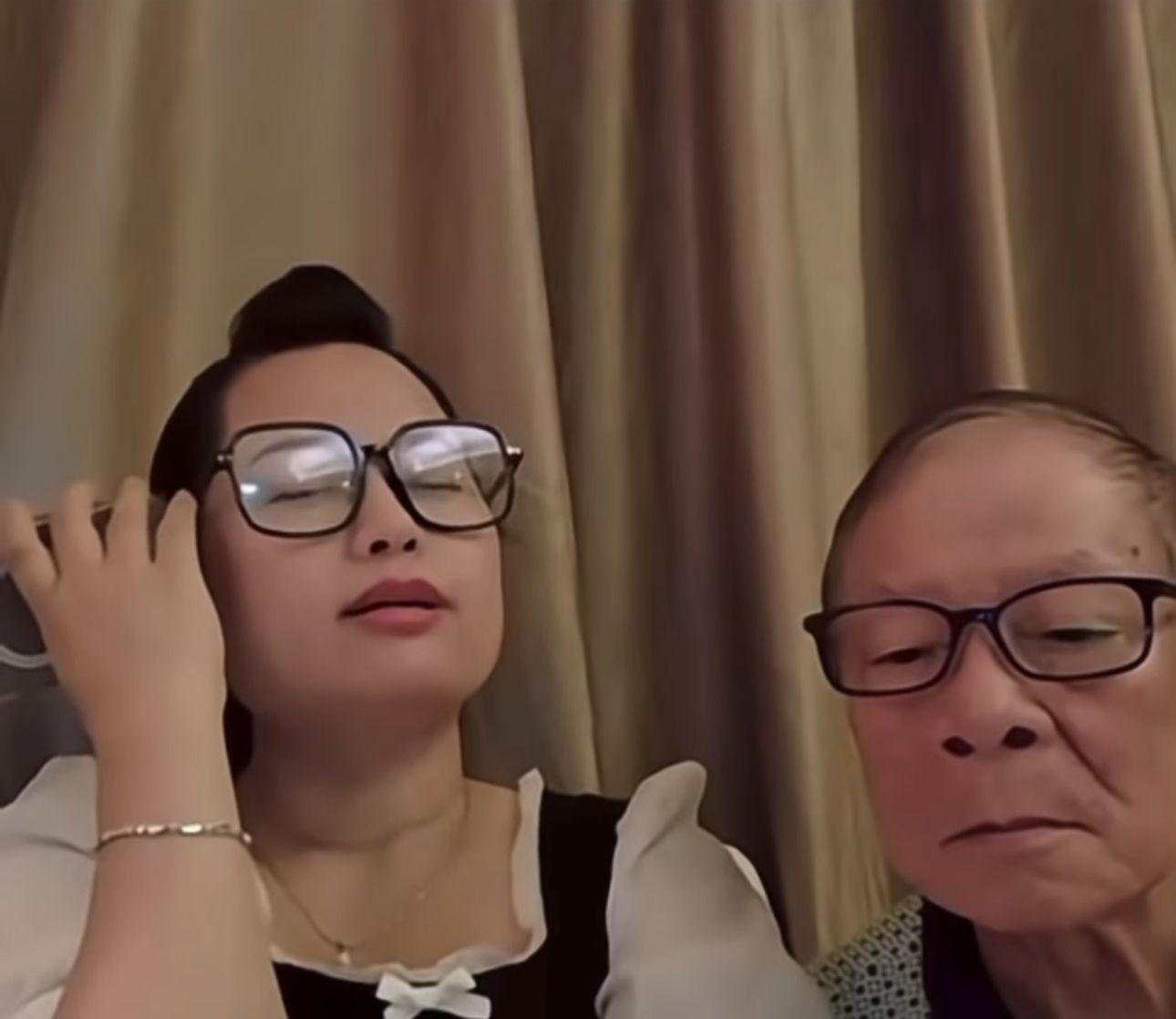 何太唱得十分陶醉。