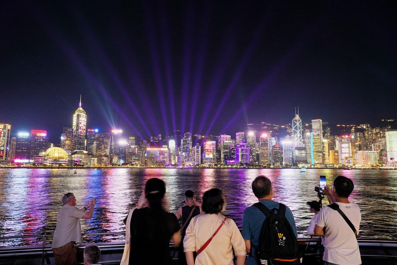 旅發局:8月訪港旅客超445萬人次 9.28辦無人機表演 幻彩詠香江10月推特別版 (旅發局提供)