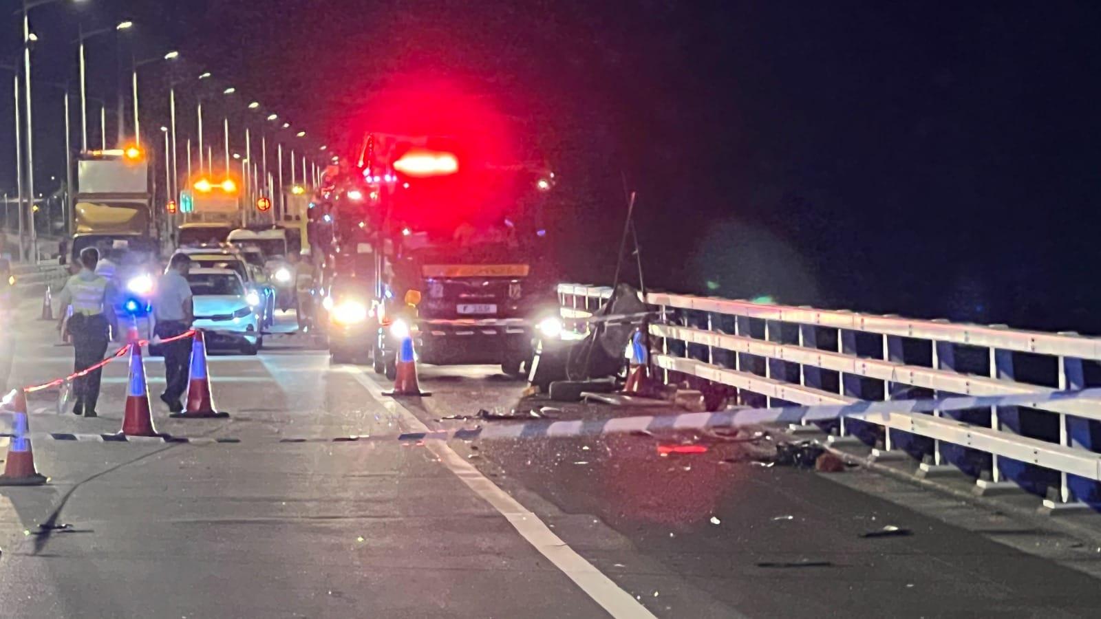 一名駐守深圳灣口岸的46歲男海關關員,前晚駕駛私家車沿深圳灣大橋往管制站上班途中失事,連人帶車飛墮海底。(資料圖片)