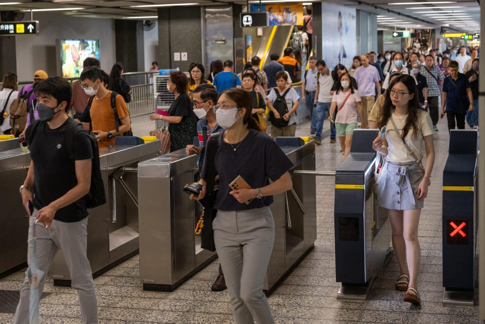 天文台改發三號風球,不少巿民陸續上班。(陳奕釗攝)