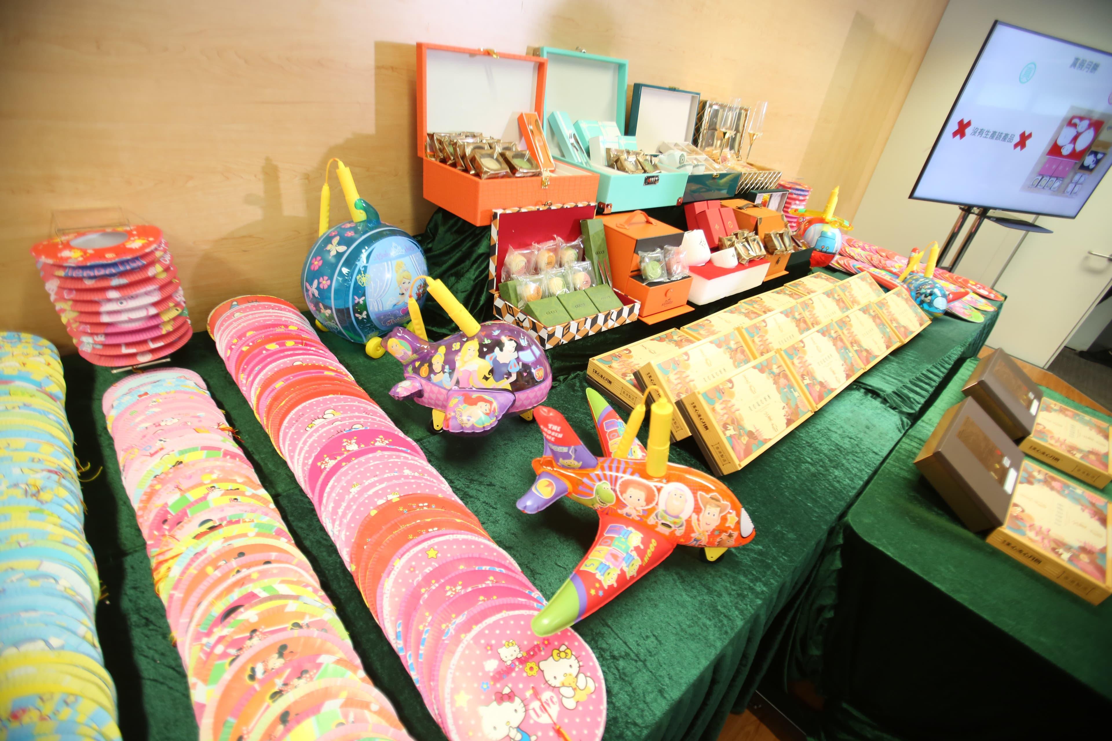 海關檢獲26盒懷疑冒牌月餅,以及超過560件懷疑冒牌物品,包括燈籠及餐具等,市值約2.8萬元。