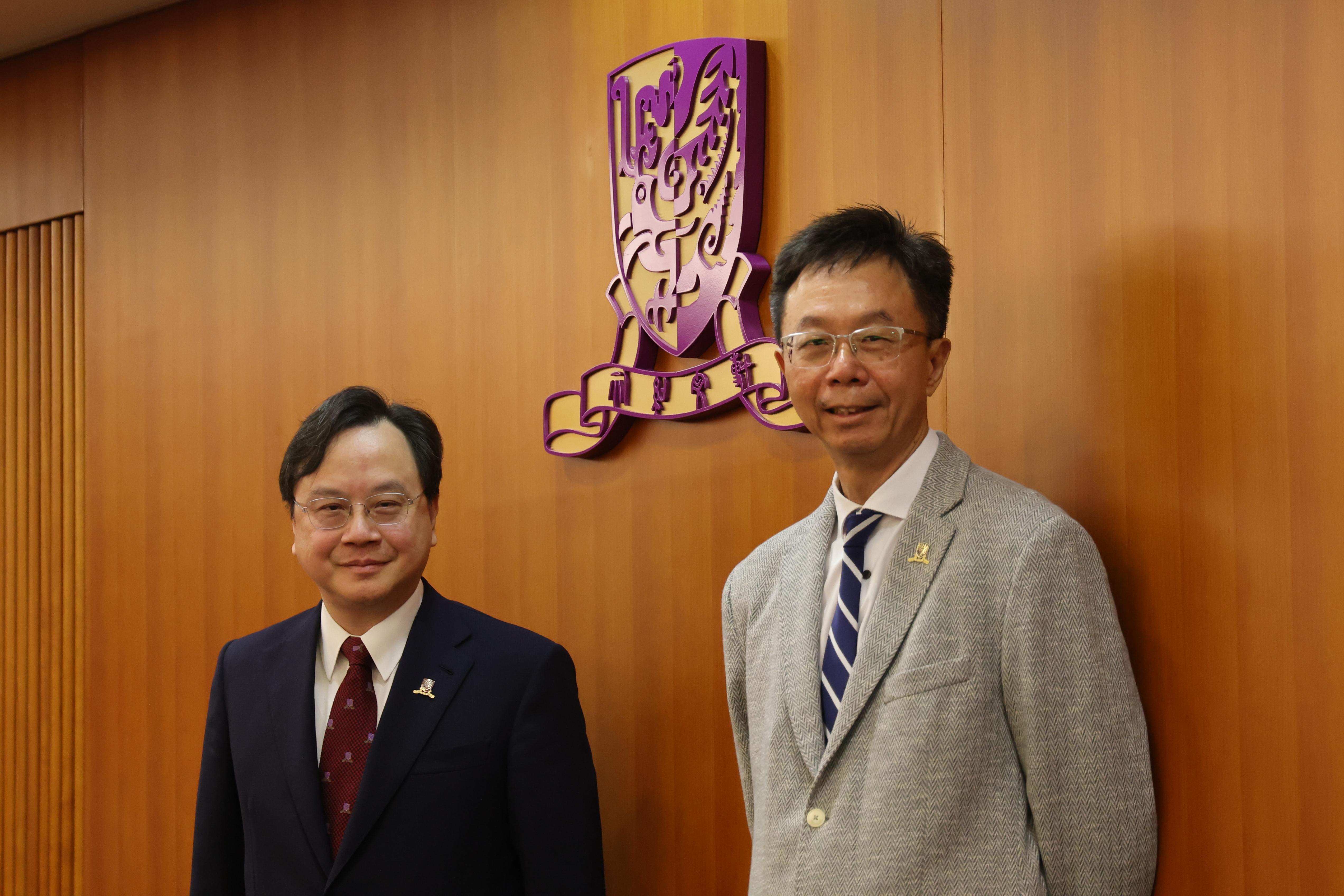 中大校董會今日一致通過任命盧煜明(左)為中大下任校長。