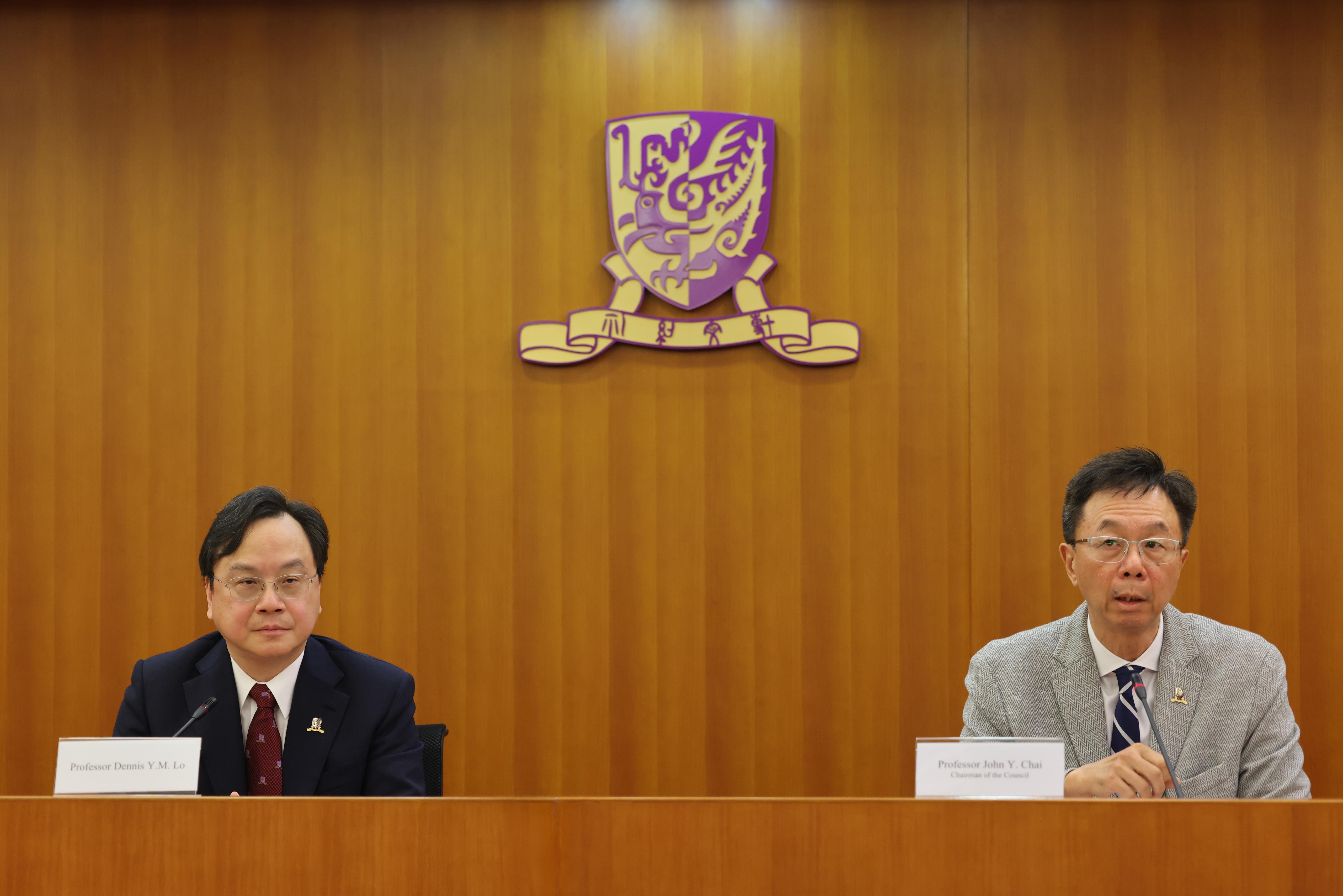 校董會主席查逸(右)讚揚盧煜明學術成就斐然,對中大貢獻良多,是下任校長最佳人選。