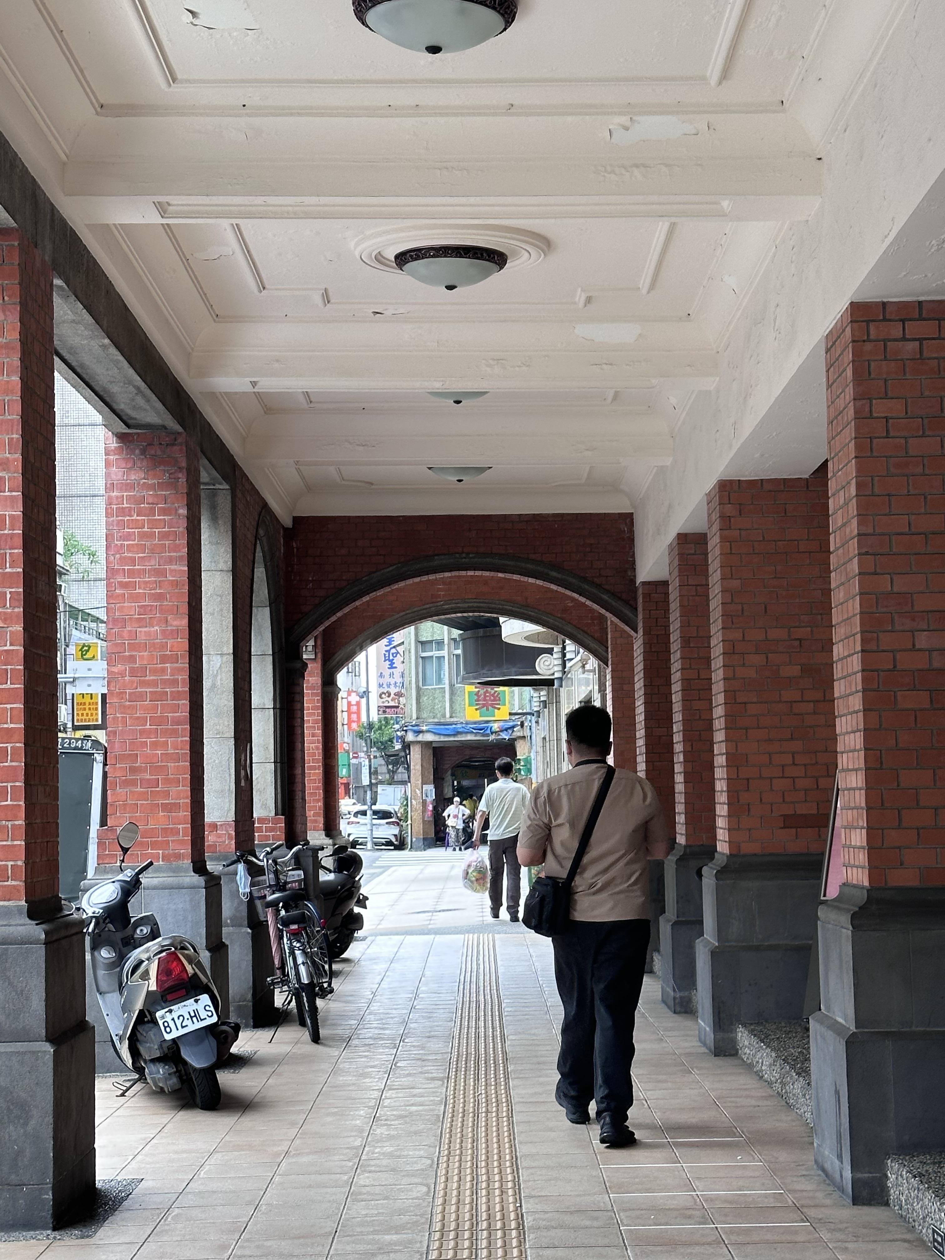 建築外圍有拱形走廊環繞,連綿不斷的紅磚柱,仍一大打卡位。