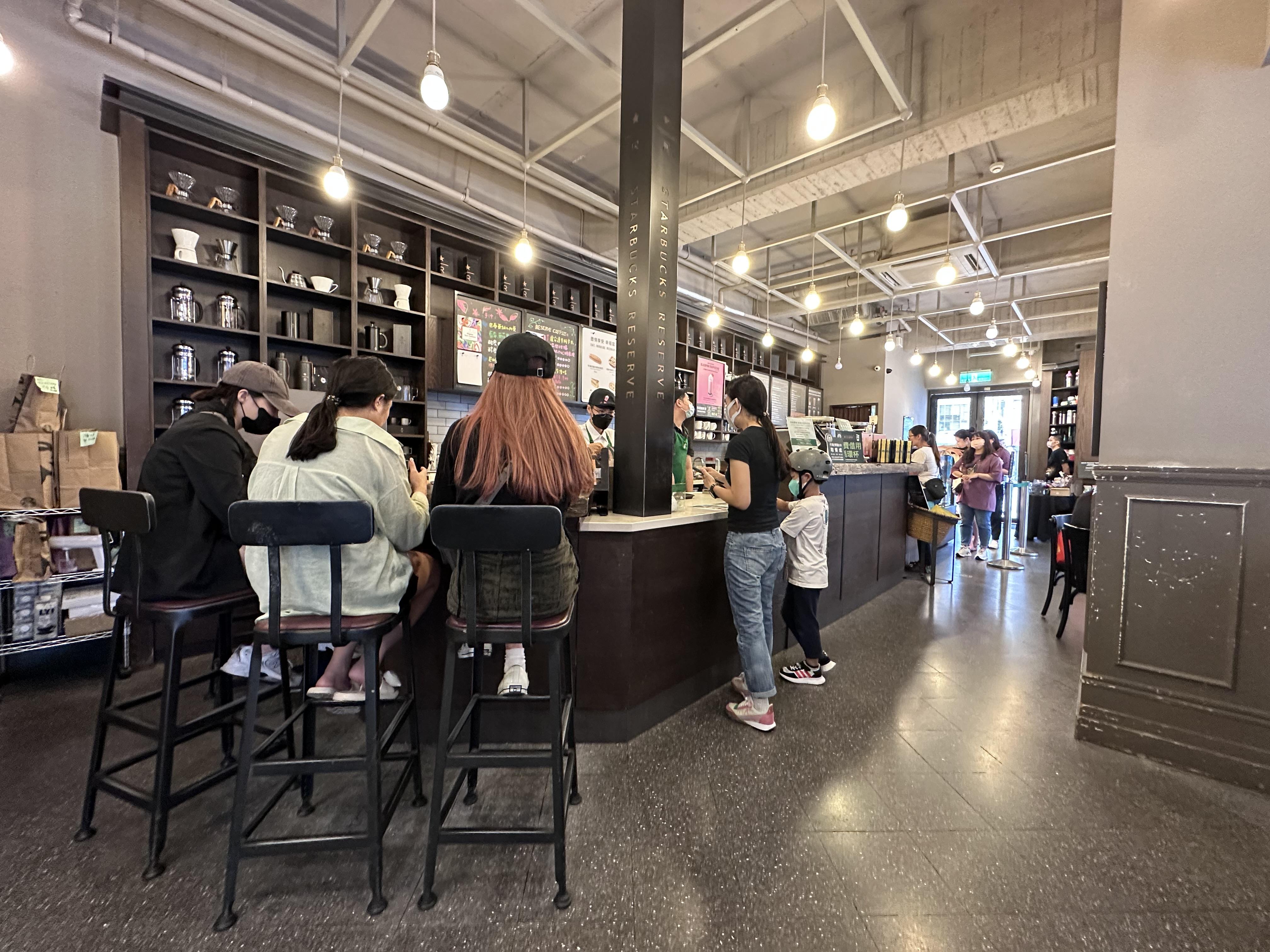 內裝仍保留原來格局,配以復古家具,典雅又華麗,彷彿穿越時空。