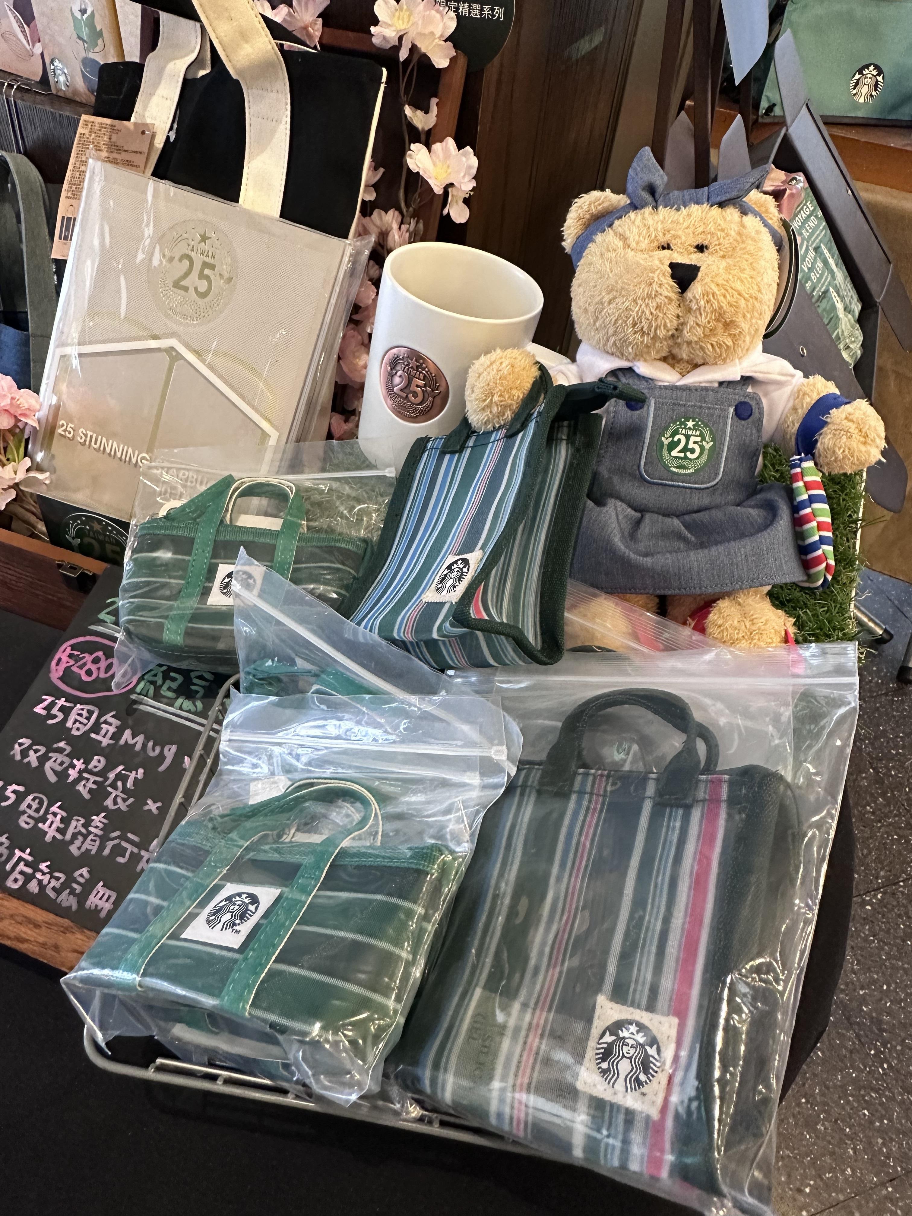 台灣星巴克限定「茄芷袋」,即是台版「紅白籃」。NT$480