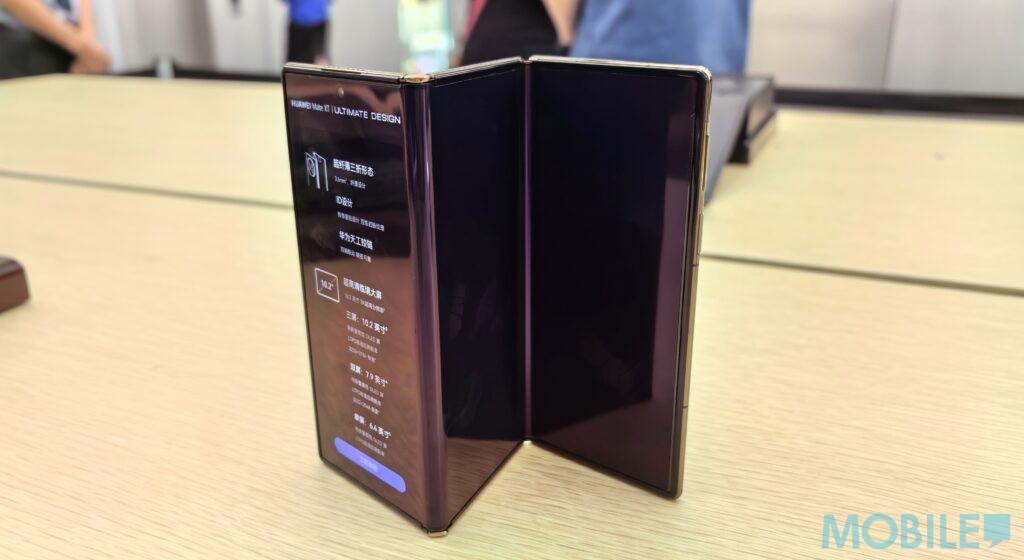 HUAWEI Mate XT 採用「天工骹鏈」,這個絞鏈耐彎折能力提升了 25%﹐可以全摺疊,變成一部直身屏幕手機,亦可以半摺疊變成一般摺疊屏幕手機,更可以完全打開變成 10.2 吋屏幕手機。