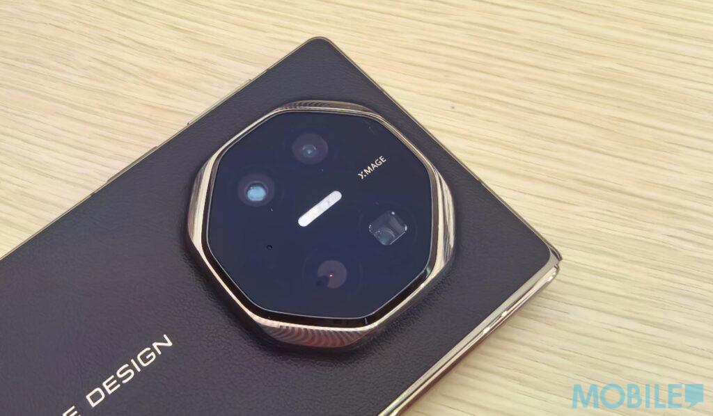 HUAWEI Mate XT 拍攝方面設有 5000 萬像素 1/1.56″ 感光元件,f/1.4-f/4.0 光圈廣角鏡、1200 萬像素 f/2.2 光圈超廣角鏡及 1200 萬像素 5.5X 潛望鏡頭,支援 AI 雜訊消除功能。