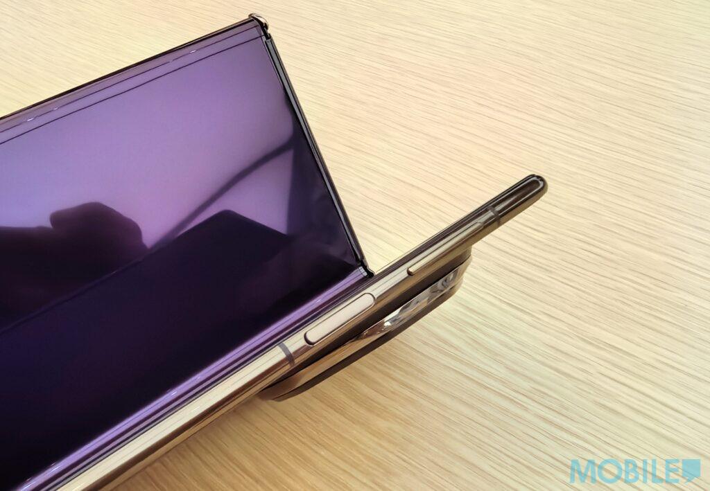 機身的右側,就設有附設指紋識別的電源鍵及音量鍵