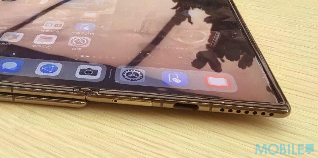 機側下方設有 Nano SIM 卡槽、Type C 充電接口及揚聲器