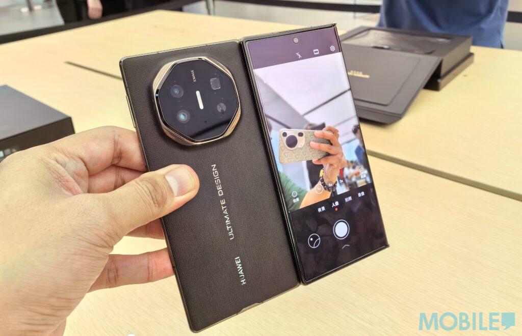 開啟雙屏後,機背的屏幕可作主鏡自拍之用。