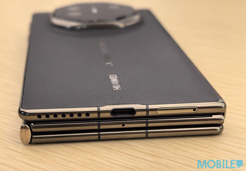 機底設有 Type C 充電接口及揚聲器