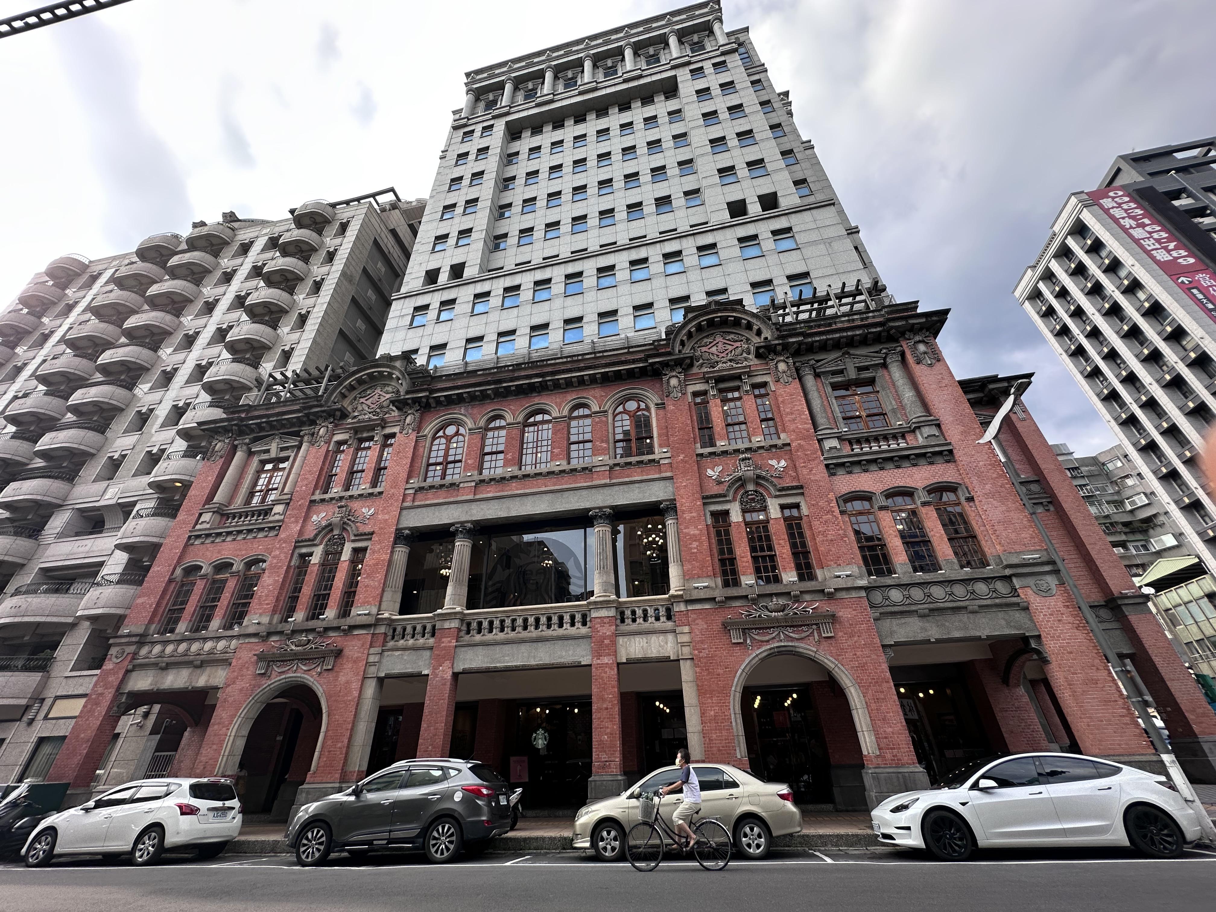 華麗的巴洛克式紅磚建築,座落車水馬龍的大稻埕老街,見證台北變遷。