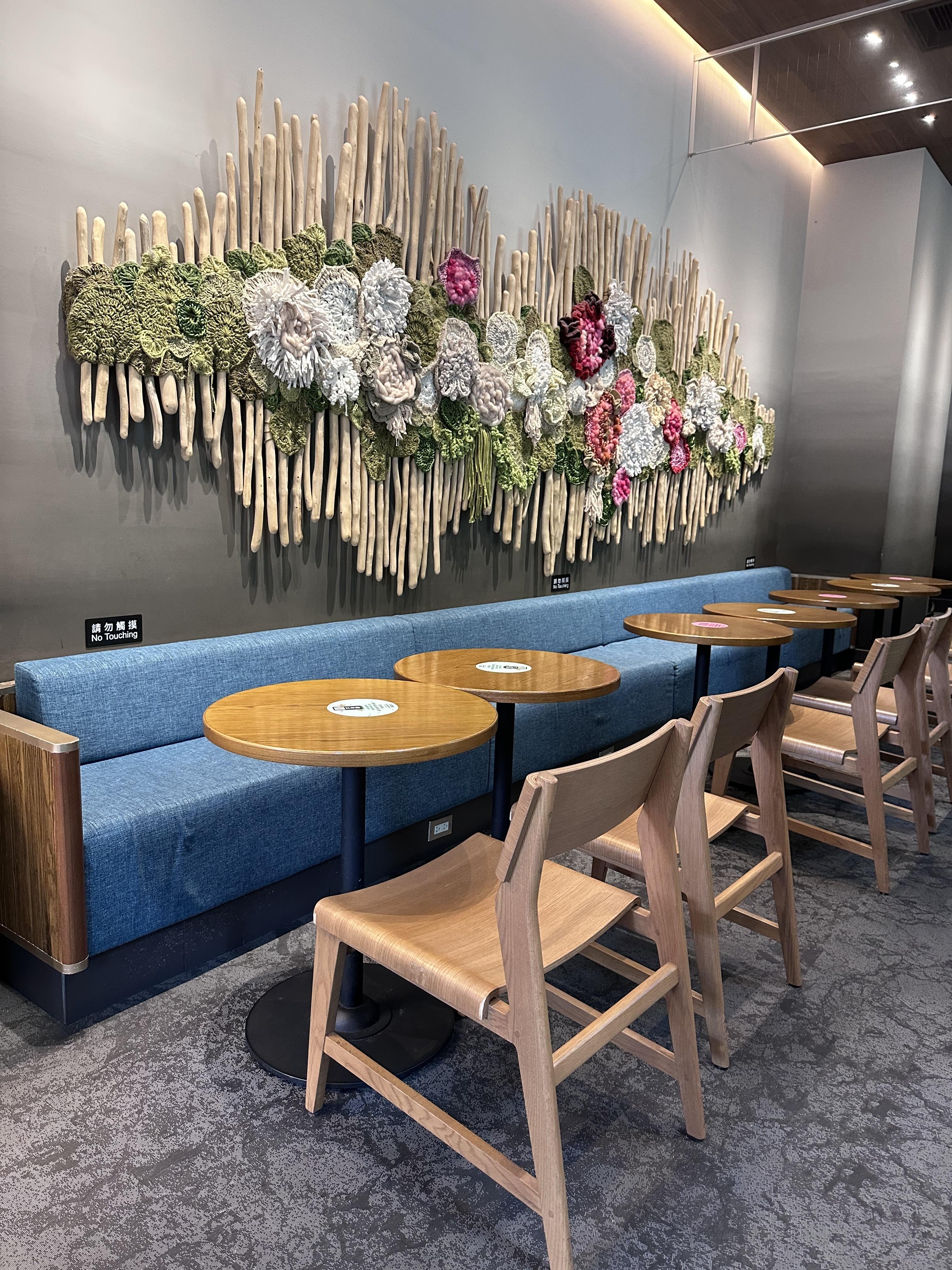 另一邊牆面掛有在地藝術家,以真實咖啡樹枝打造的立體藝術植栽。