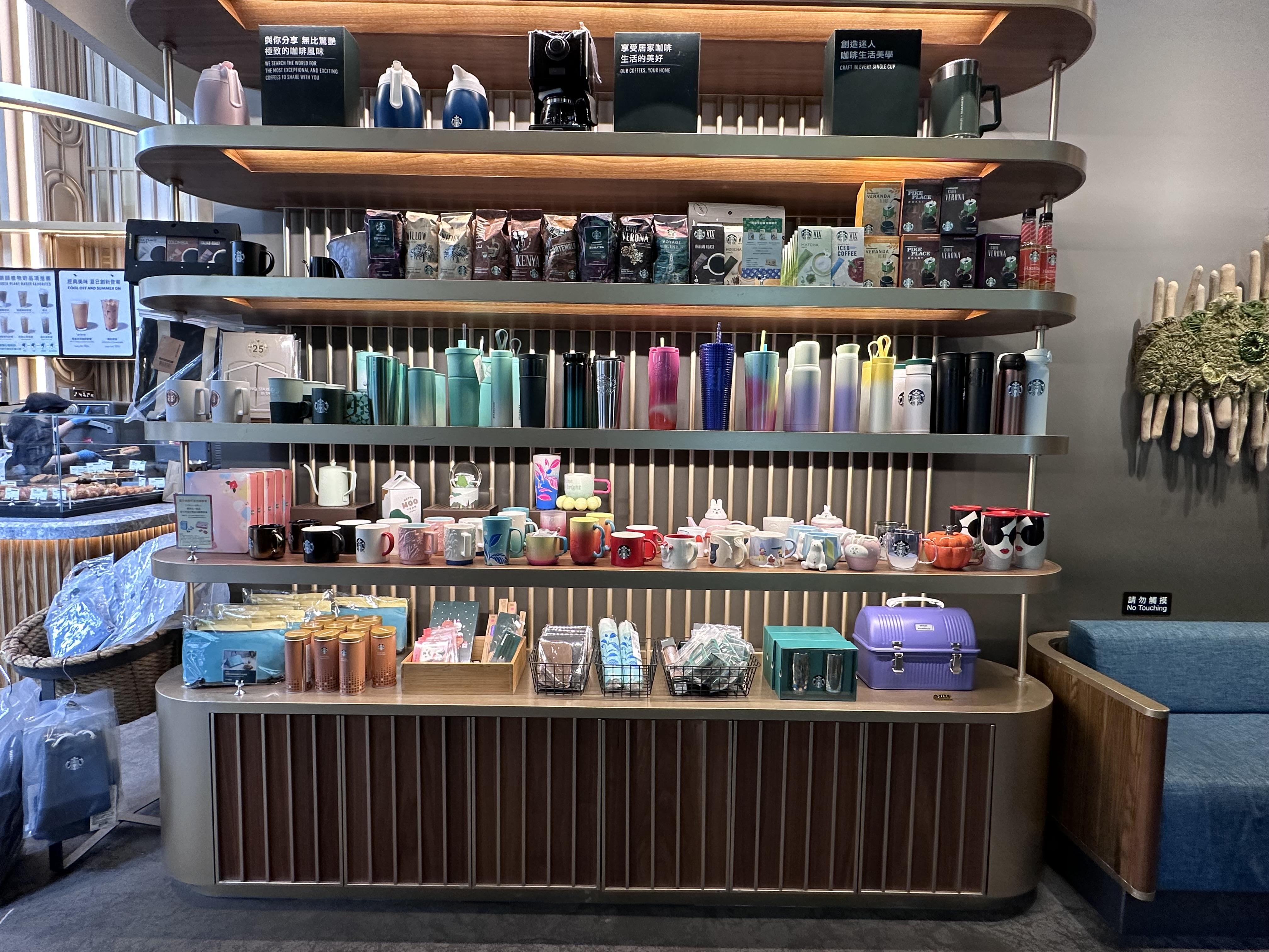 店內設有偌大的精品專櫃,有售台灣限定的星巴克系列。