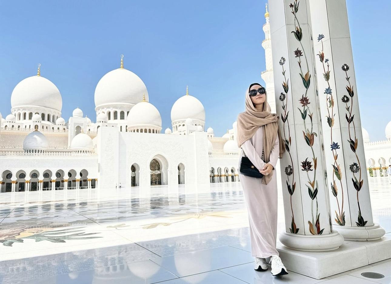 黃心穎再上當地特色服裝,由頭包到落腳。