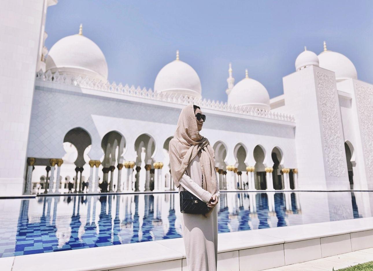 黃心穎穿上當地特色服裝,由頭包到落腳。