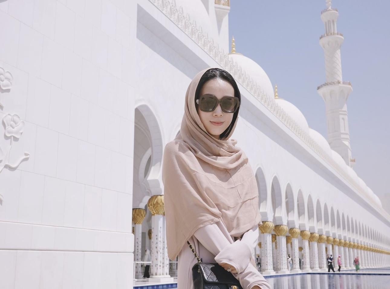 黃心穎再上當地特色服裝,由頭包到落腳。