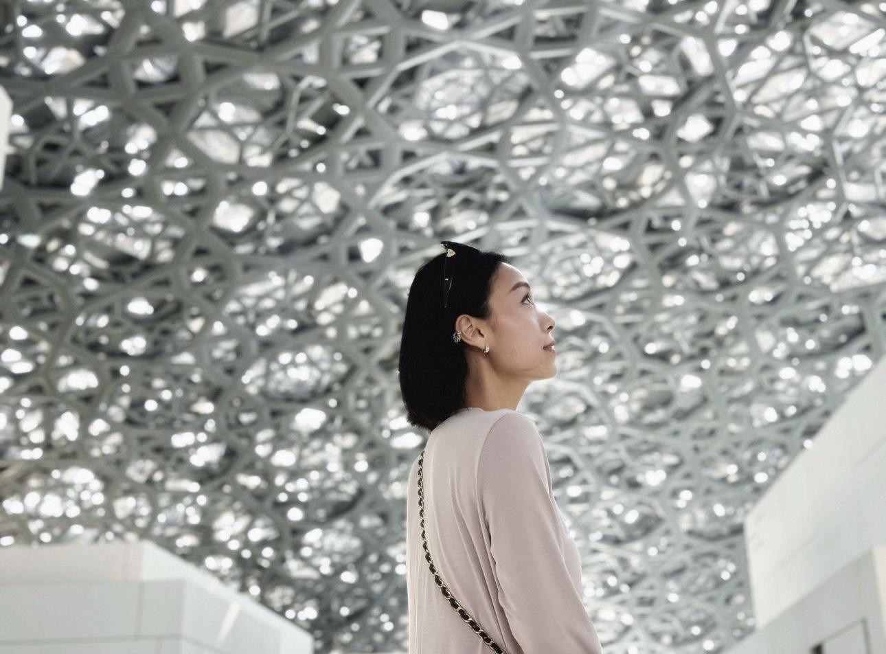 另外兩張照片亦只有半身的側面。