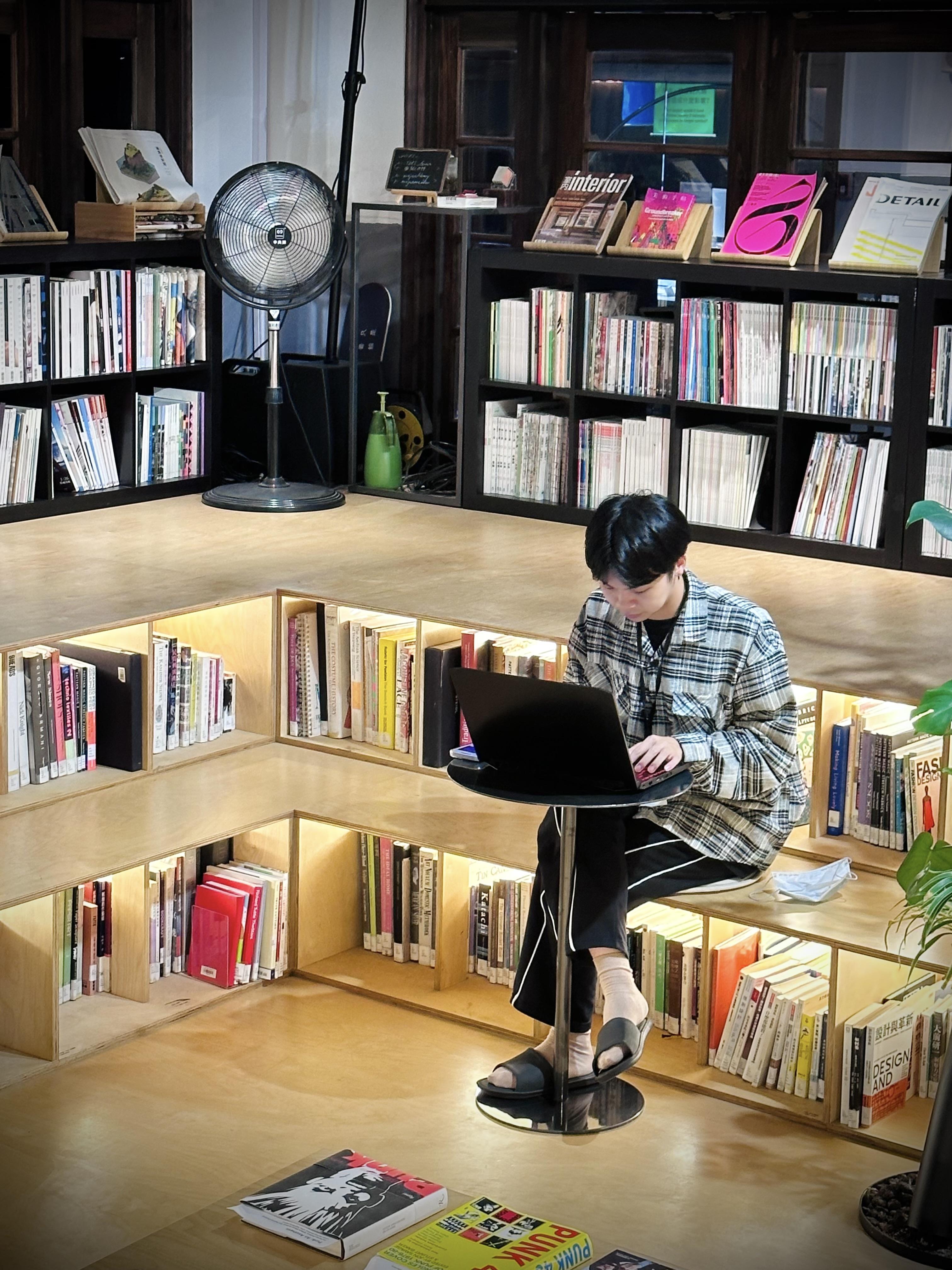 以書籍排列成的階梯式座位,並提供Wi-Fi、插座等設施。