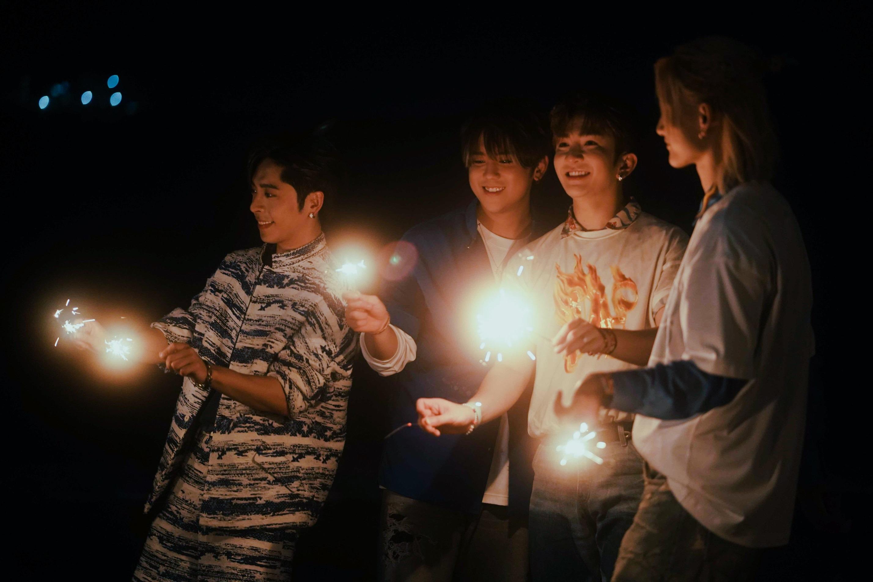 姜濤、Anson Lo、Edan和Jeremy遠赴泰國拍小組歌《Strawberry Love》MV。