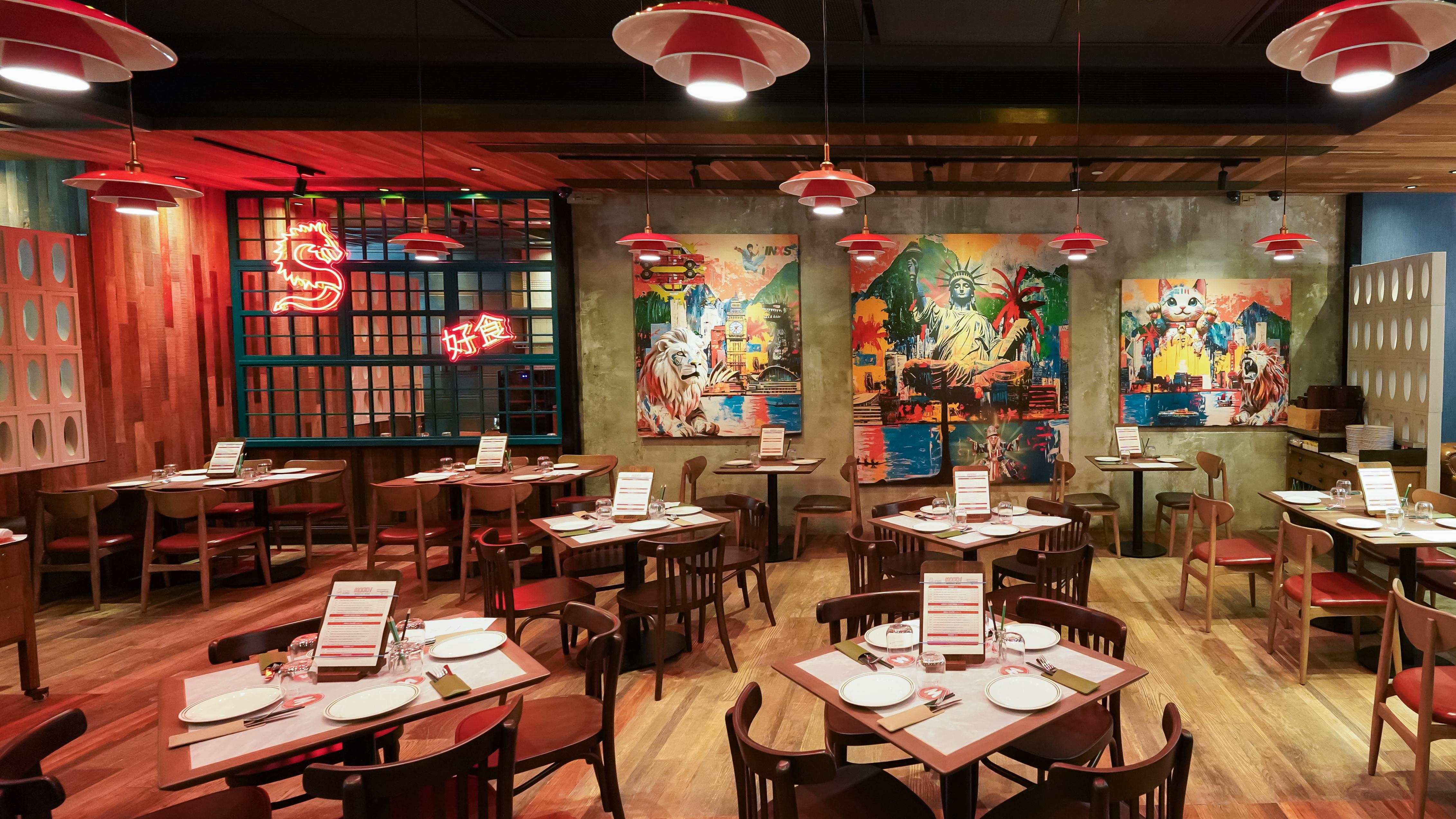 室內設計用上霓虹燈、街市吊燈及綠色鐵閘,襯托舊香港情懷。