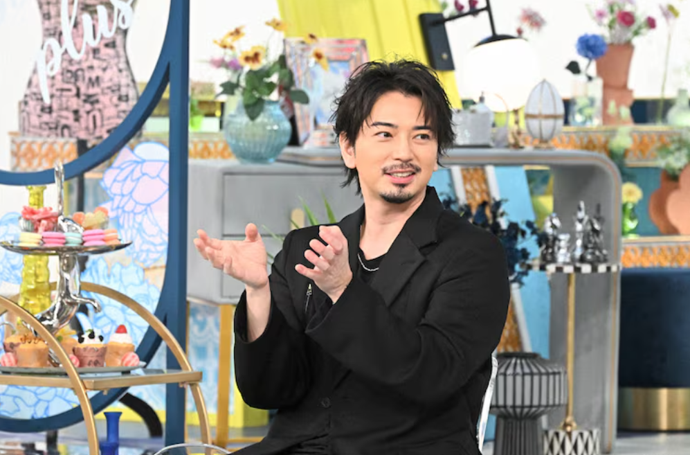 松本潤成功減肥後,留鬍鬚看起來更加瀟洒有型。