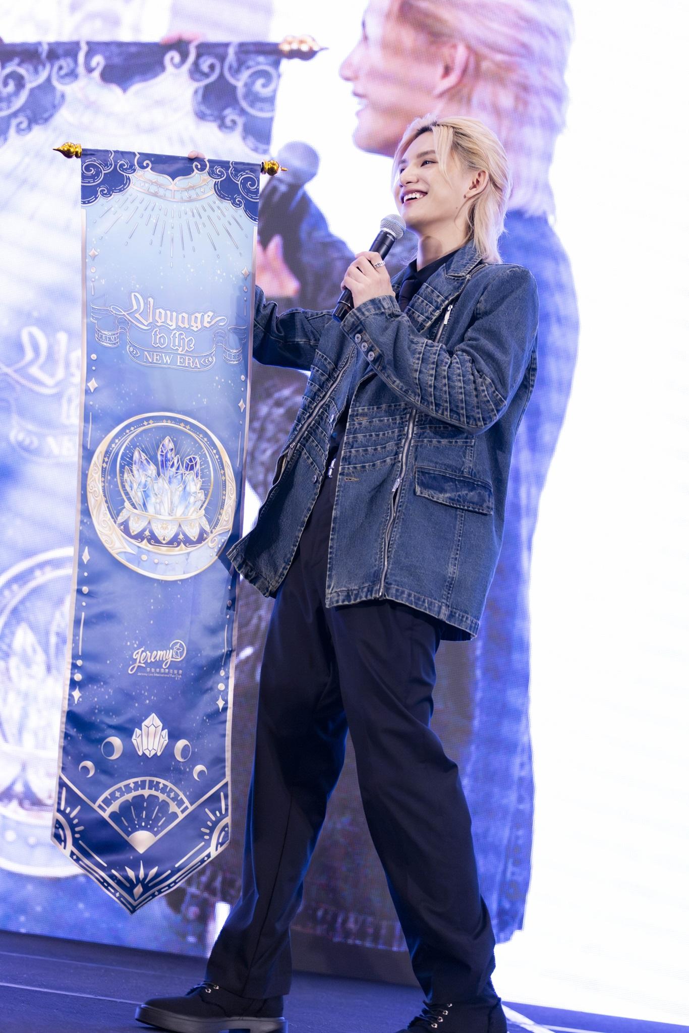 Jeremy在生日會上收到魔法元素旗幟,立即拿著旗幟巡迴會場一周。