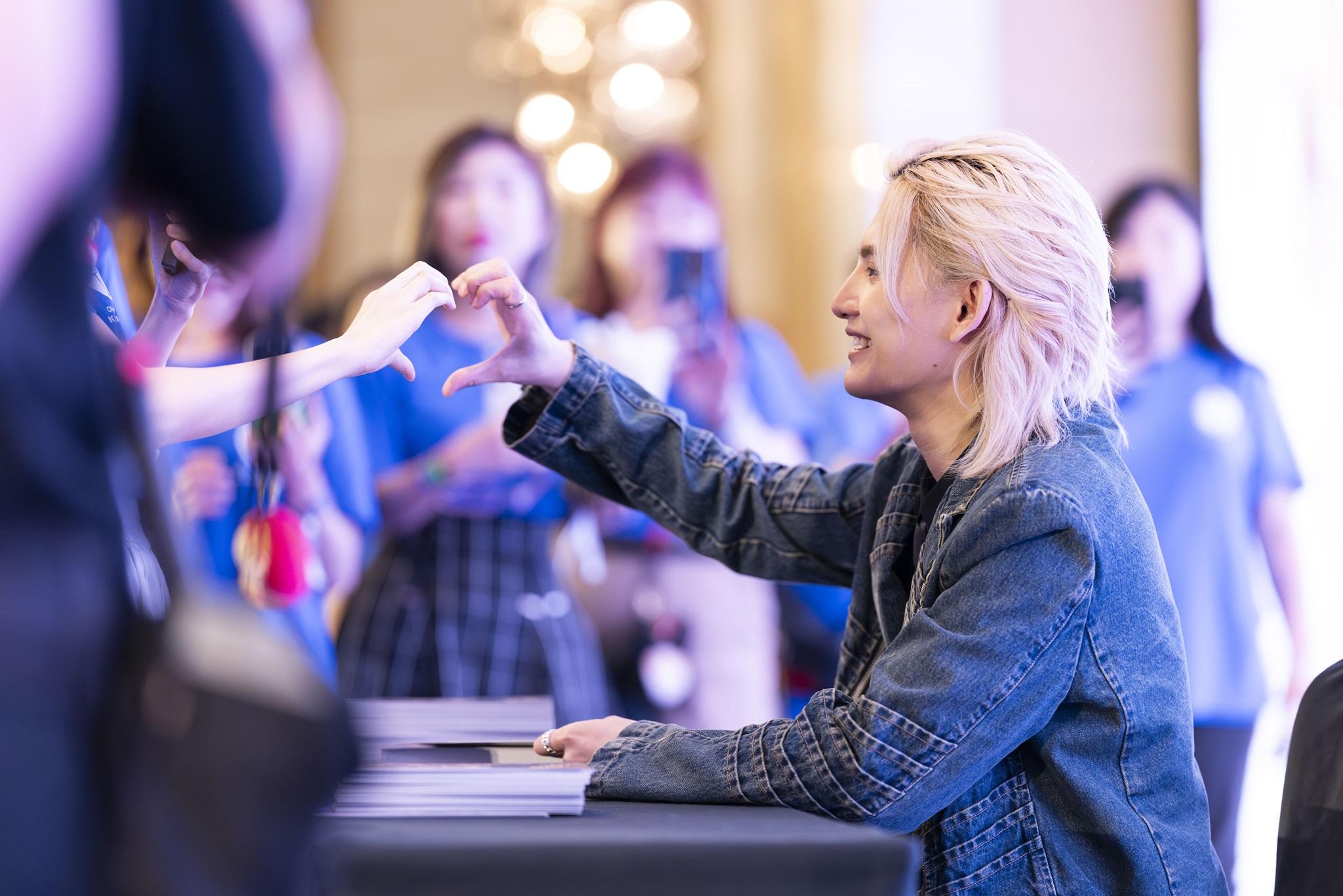 Jeremy在生日會上逐一與fans互動,大派福利。