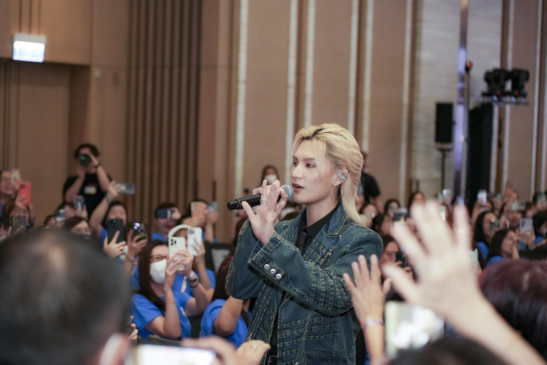 Jeremy出席生日會,唱歌與fans近距離接觸。