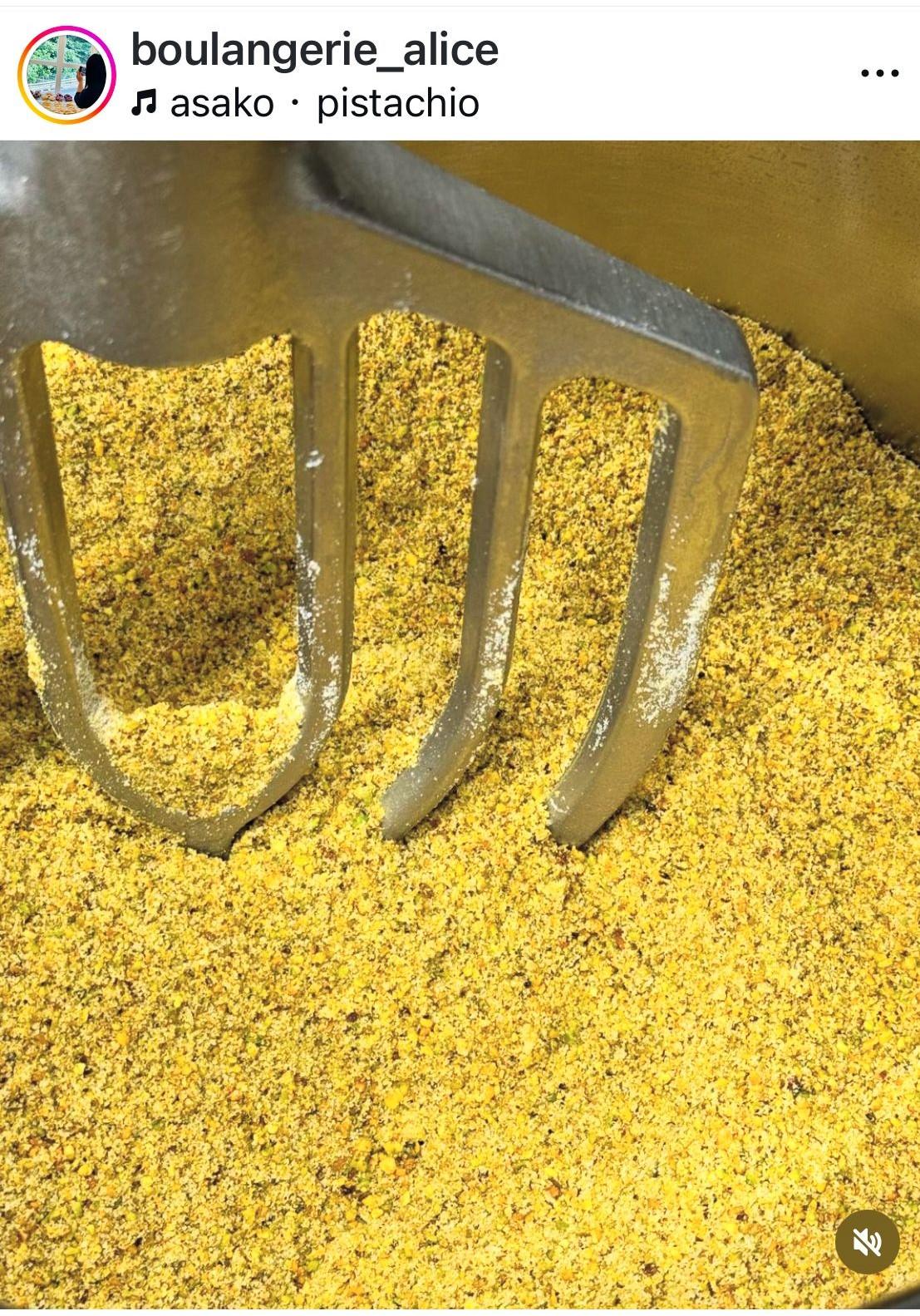 烘焙愛麗斯店主Alice直擊師兄(嘉多娜創辦人陳浩然)磨製開心果醬。((圖片來源: IG@boulangerie_alice)