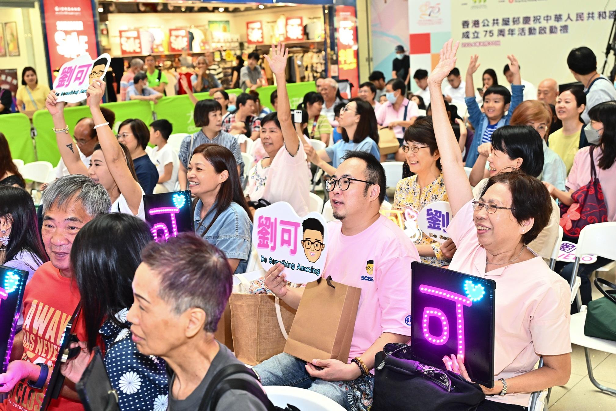 場有劉可的數十位粉絲,一早到場霸位支持其演出。