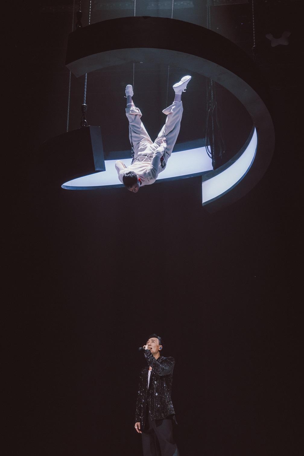 林峯在《LOVE FLOWS林峯澳門演唱會》大展舞技。