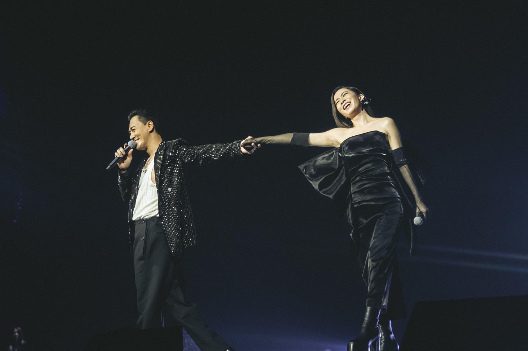 《LOVE FLOWS林峯澳門演唱會》第二場請來佘詩曼擔任嘉賓,兩人合唱《愛在記憶中找你》。