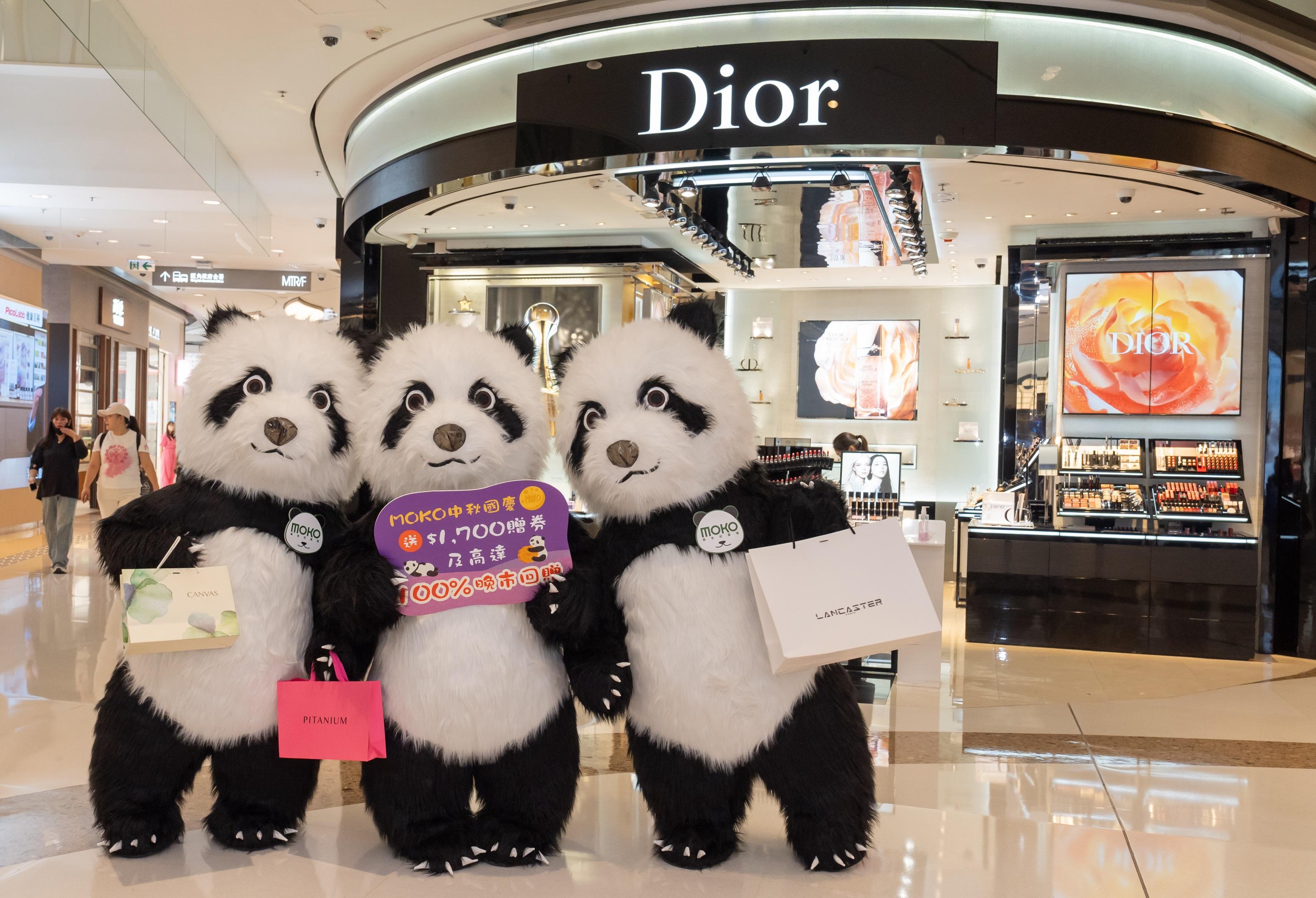 MOKO呼嚕Panda遊世界 中庭設四米長的瞓覺Mode仿真大熊貓