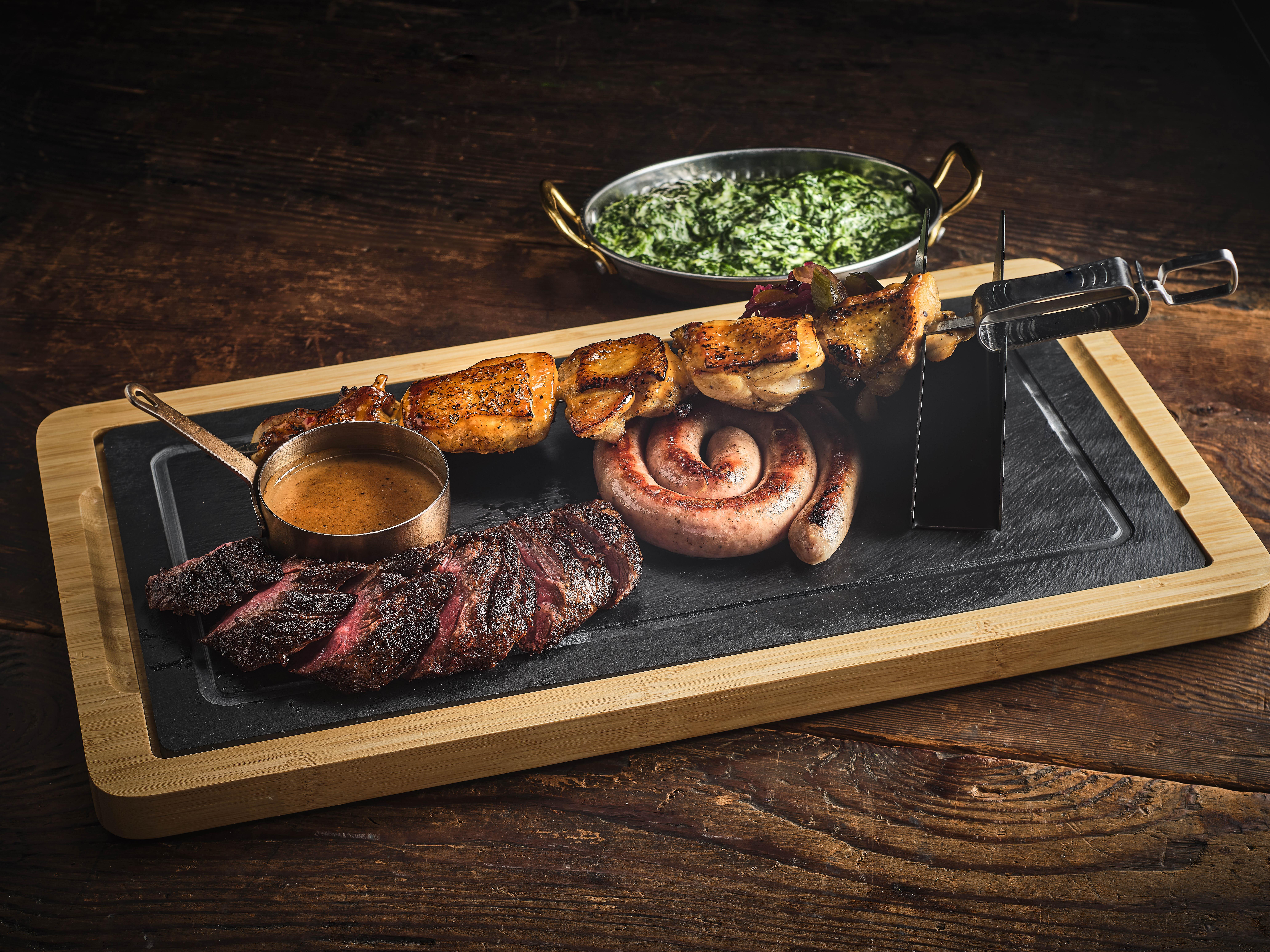 招牌MOOO燒烤拼盤$498 有澳洲封門柳、香料豬肉腸和烤雞串,伴醋漬沙律,可配胡椒忌廉汁、磨菇芥末汁或紅酒汁。