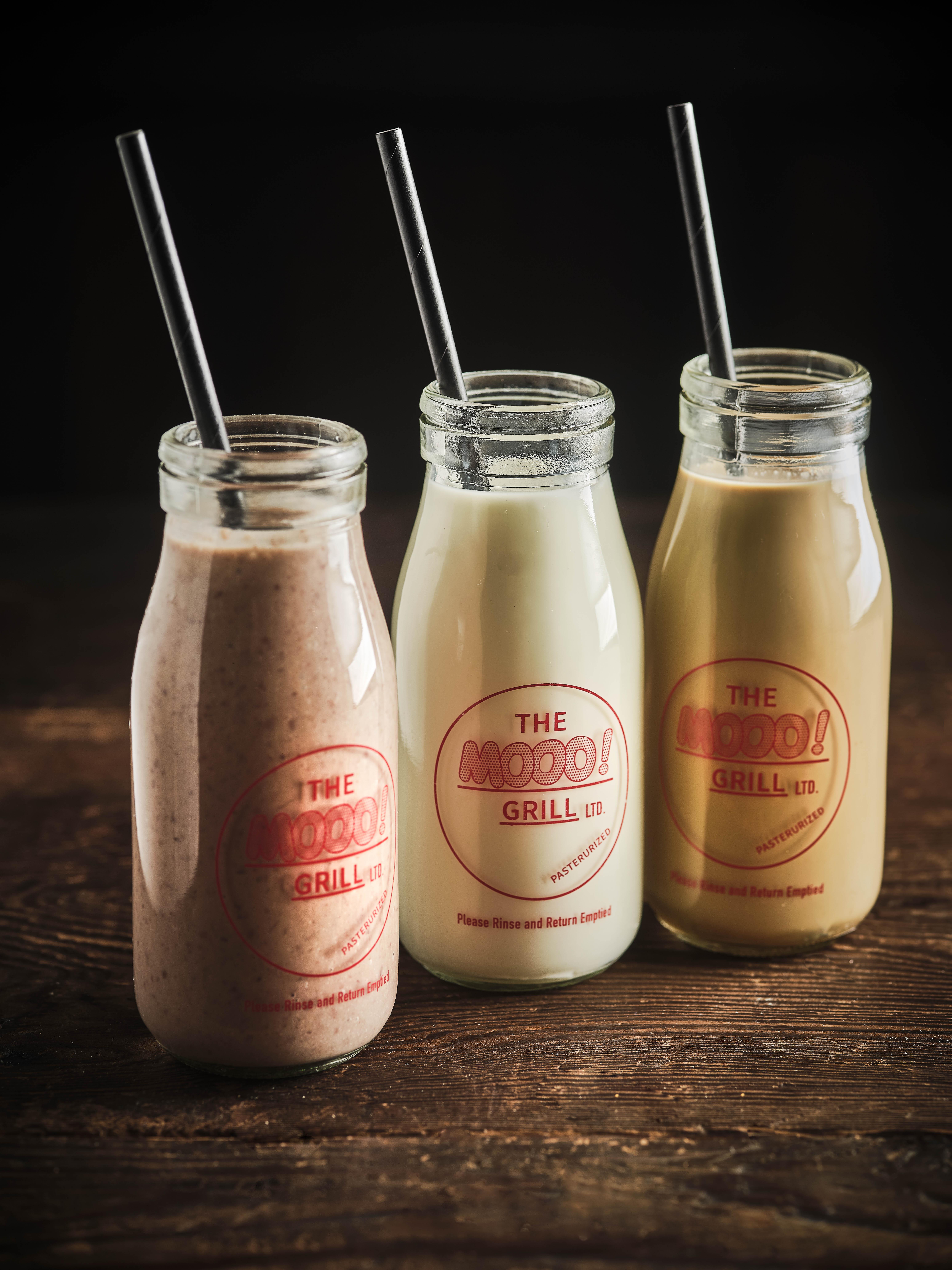 MOOO!SHAKES奶昔$68 以牛奶樽盛裝,有呍呢嗱、紅豆和港式鴛鴦三種口味。