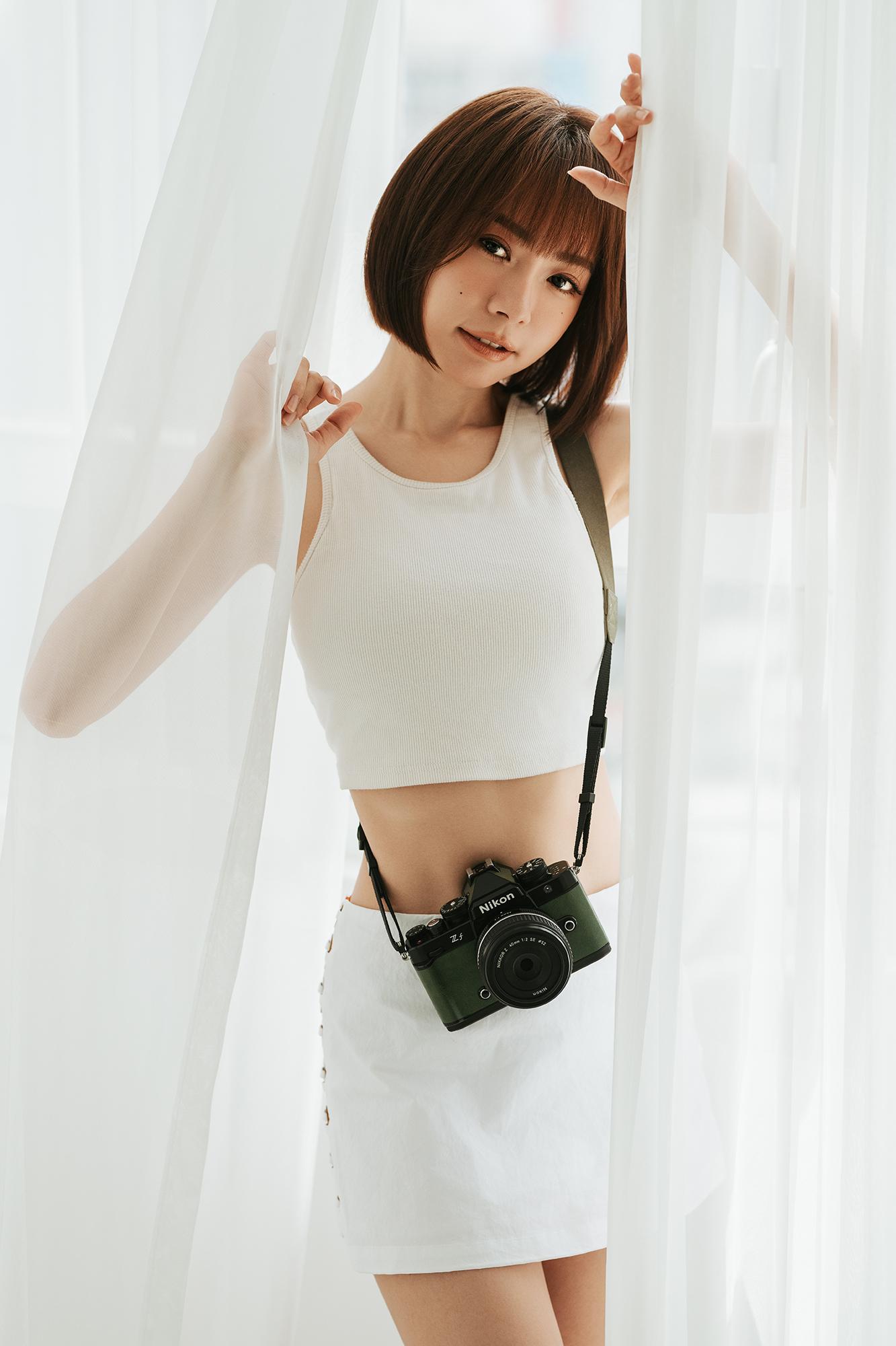 林明禎拍攝的每個姿勢都力求完美,更大騷她的「22 吋螞蟻腰」。