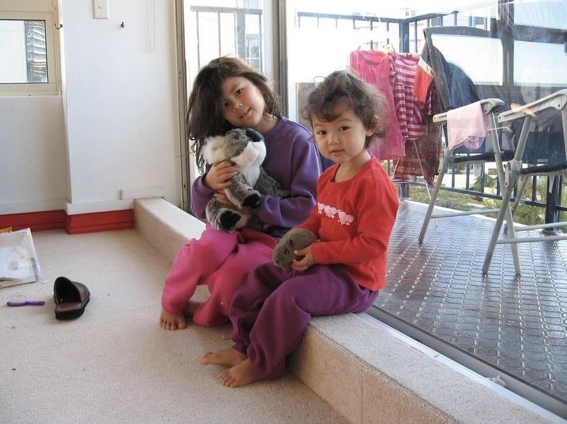 年幼的Olivia與妹妹Danielle。