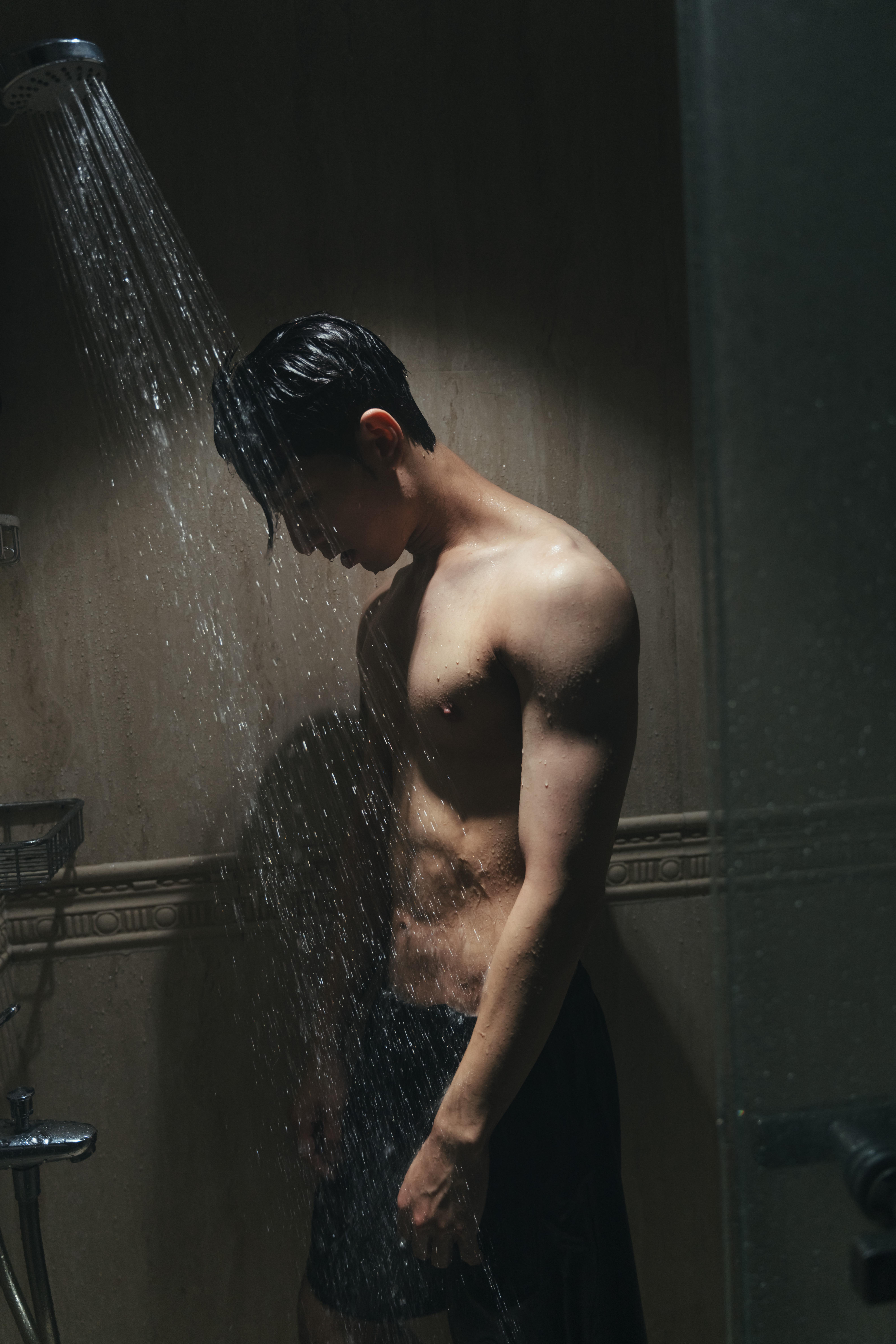Oscar在鏡頭前半裸出浴、濕身騷肌。