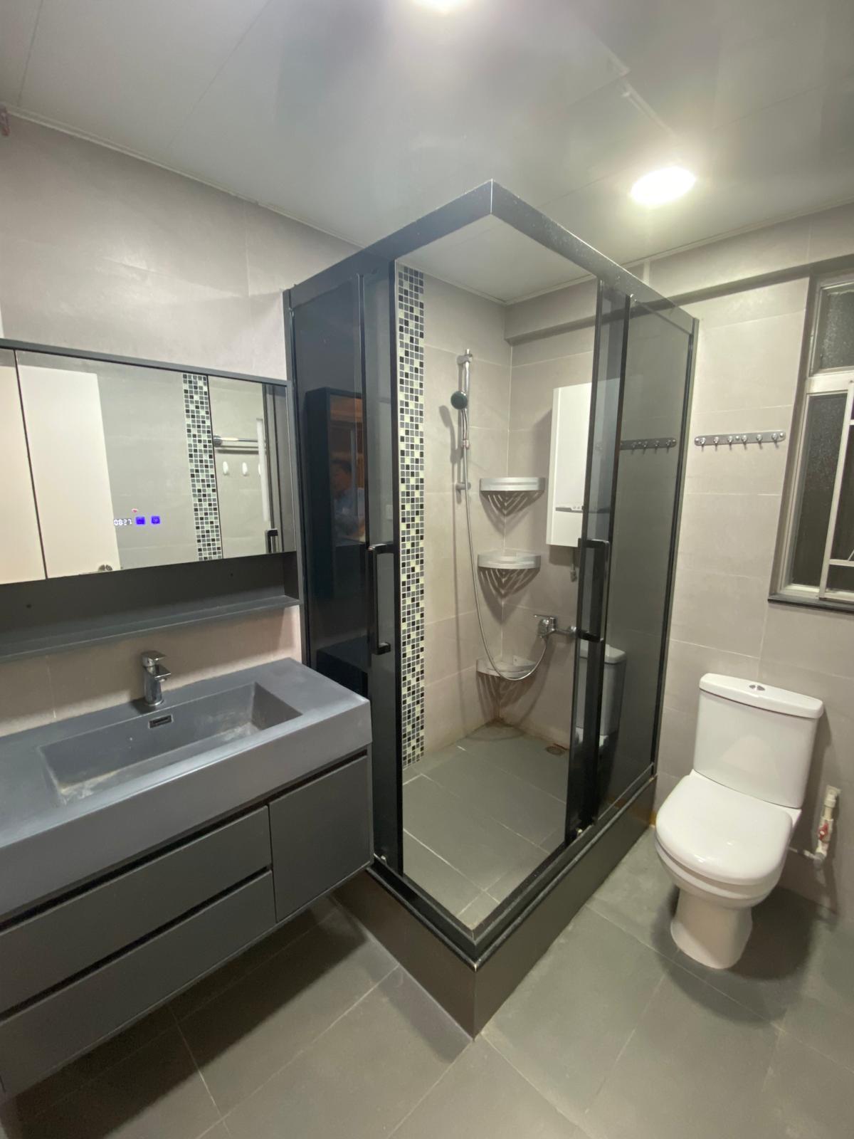 企缸設計浴室空間闊大,整體十分新淨。(代理提供)