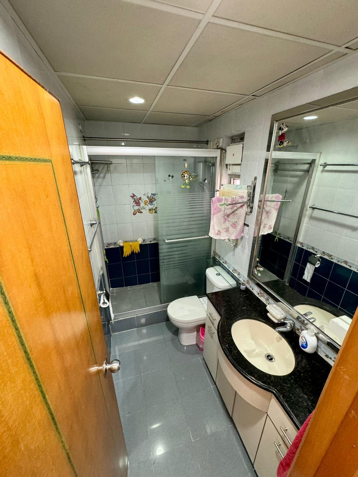 明廁浴室面積算大,裝修企理。