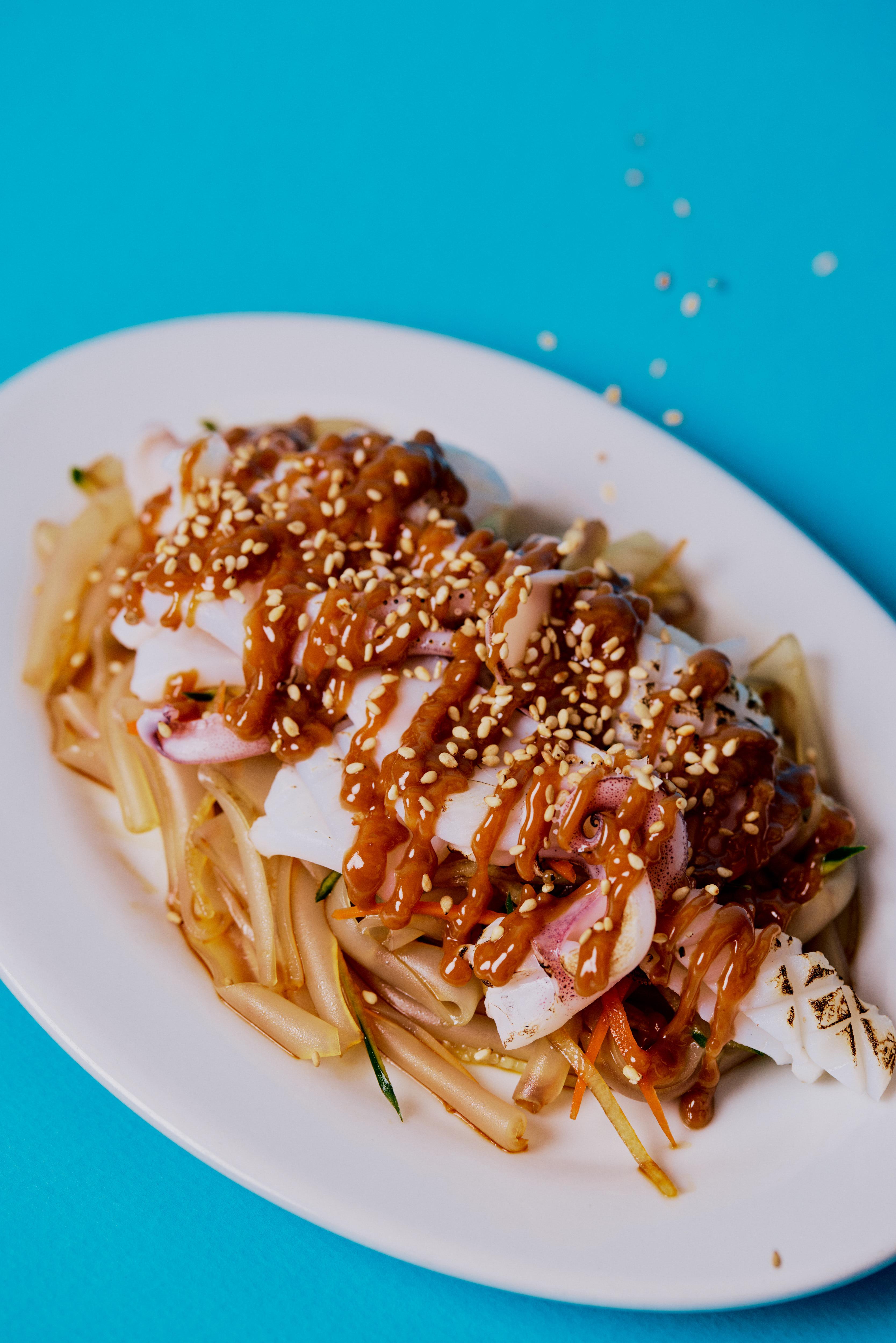 新鮮魷魚配芝麻醬