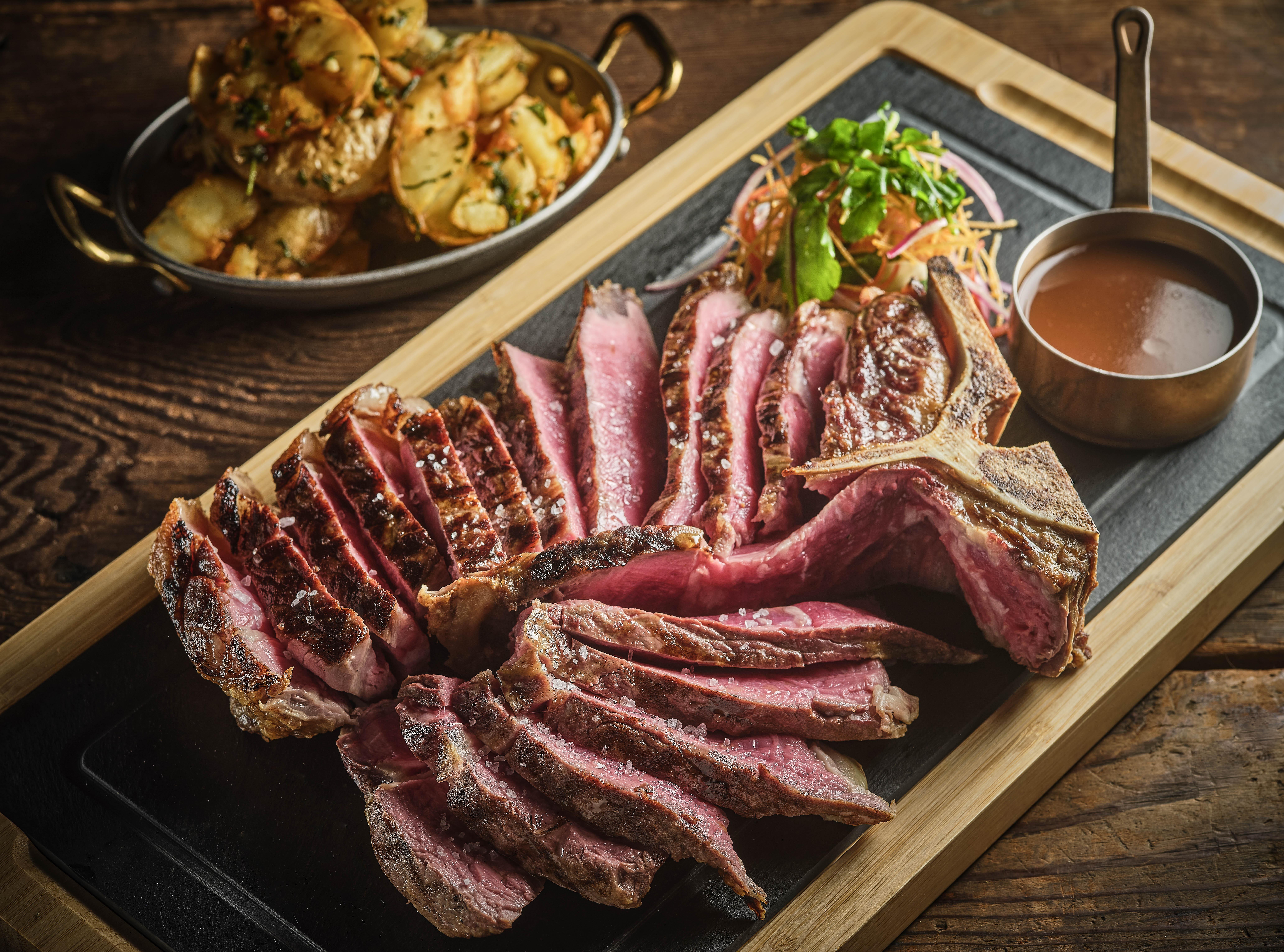 澳洲100日穀飼T骨牛扒$888 1公斤重100日澳洲穀飼T骨牛扒包含牛柳(菲力)和後腰脊肉(西冷)部位,客人可選胡椒忌廉汁、磨菇芥末汁或紅酒汁。