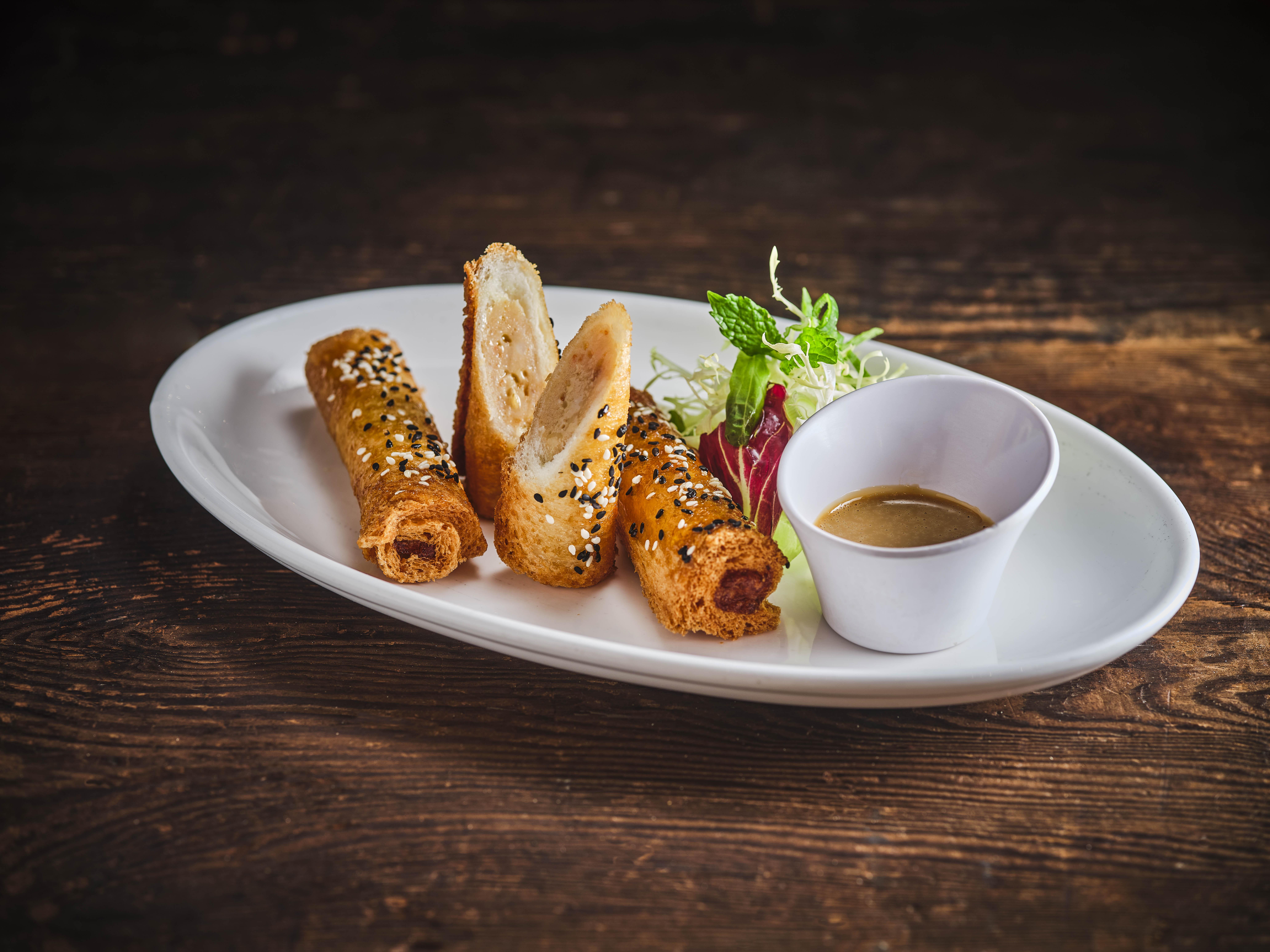 香脆蝦多士$98 大玩脆皮蝦滑春卷形狀,配自家製醬油蛋黃醬。