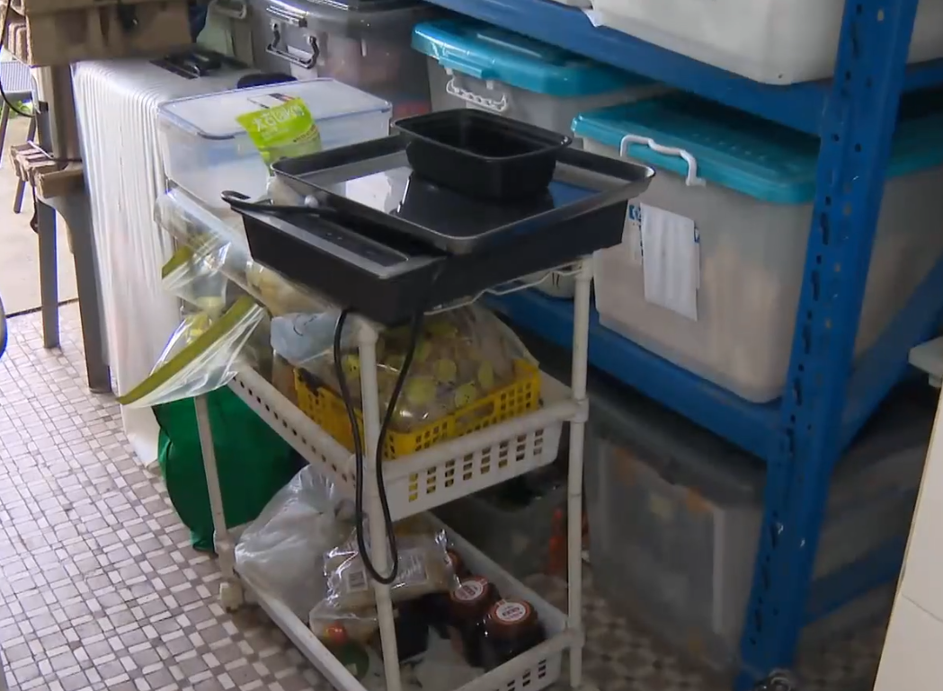 鯉魚門仍有做生意的一間茶餐廳,老闆娘已將糧油貨、多箱月餅搬到較高位置,惟估計最終仍會有損失。(有線新聞畫面)