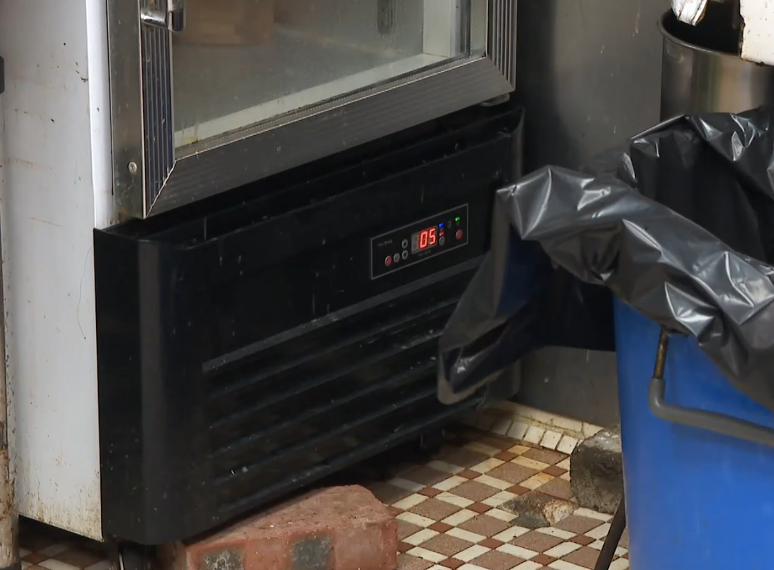 鯉魚門仍有做生意的一間茶餐廳,老闆娘已將糧油貨、多箱月餅搬到較高位置,惟估計最終仍會有損失。(有線新聞畫面)