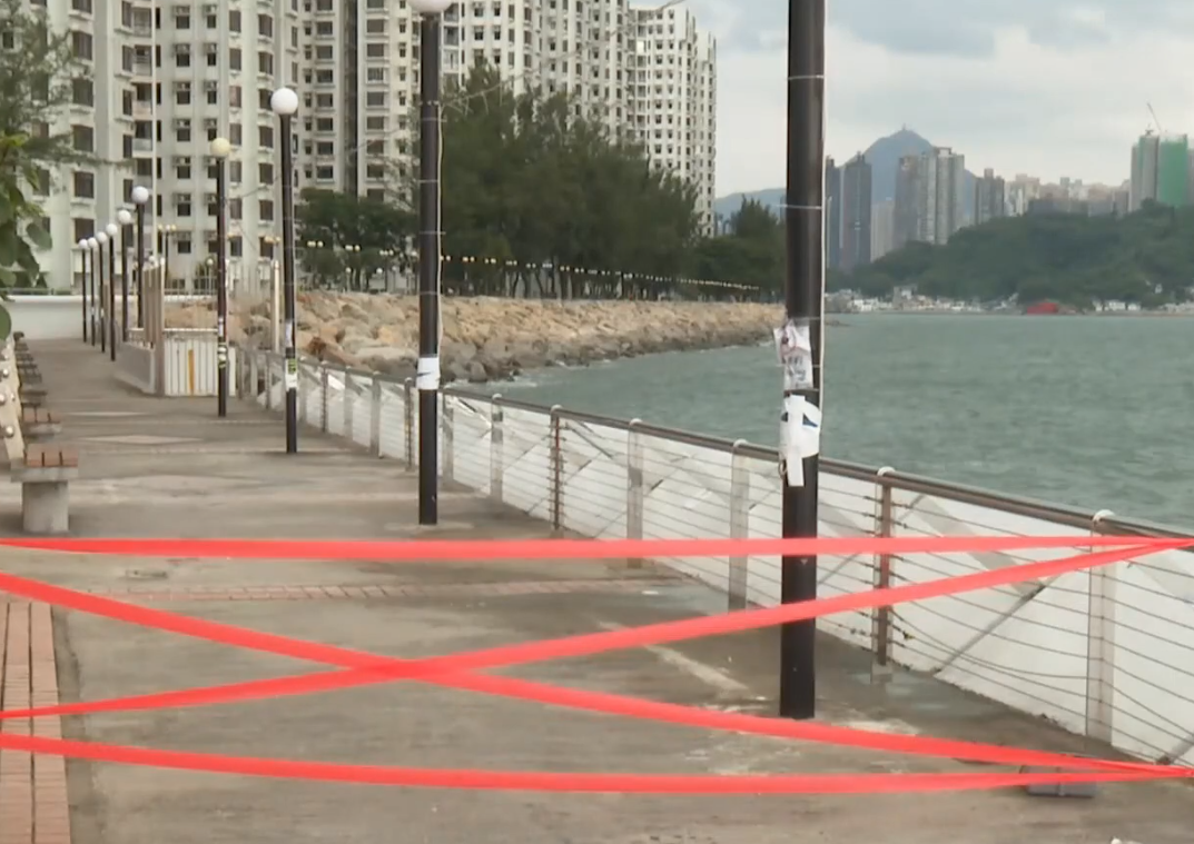 傳統黑點杏花邨接近海邊的小路已圍封,管理處為大廈附近加裝擋水板。(有線新聞畫面)